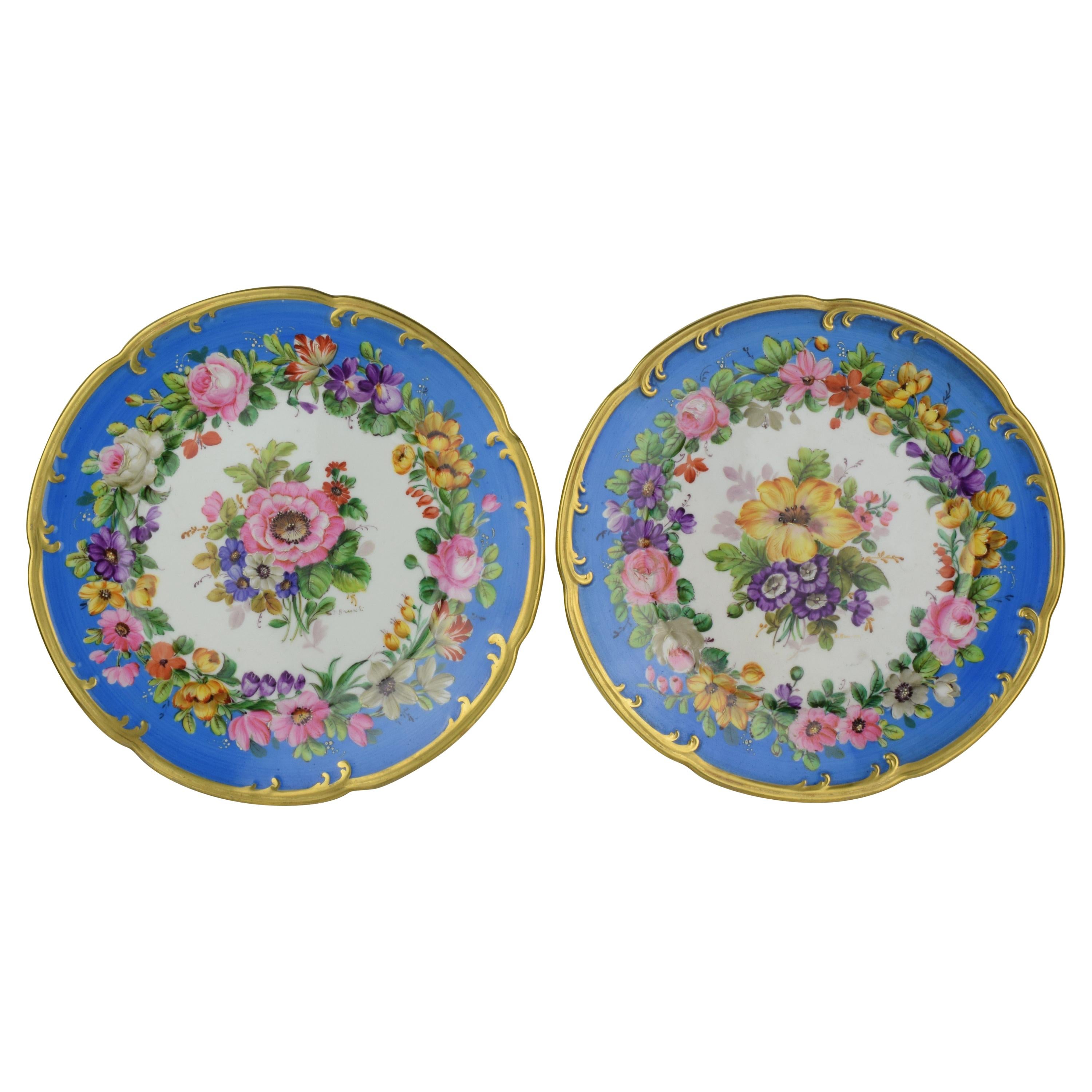 Paar italienische Porzellanteller mit Blumen auf weißem und blauem Hintergrund