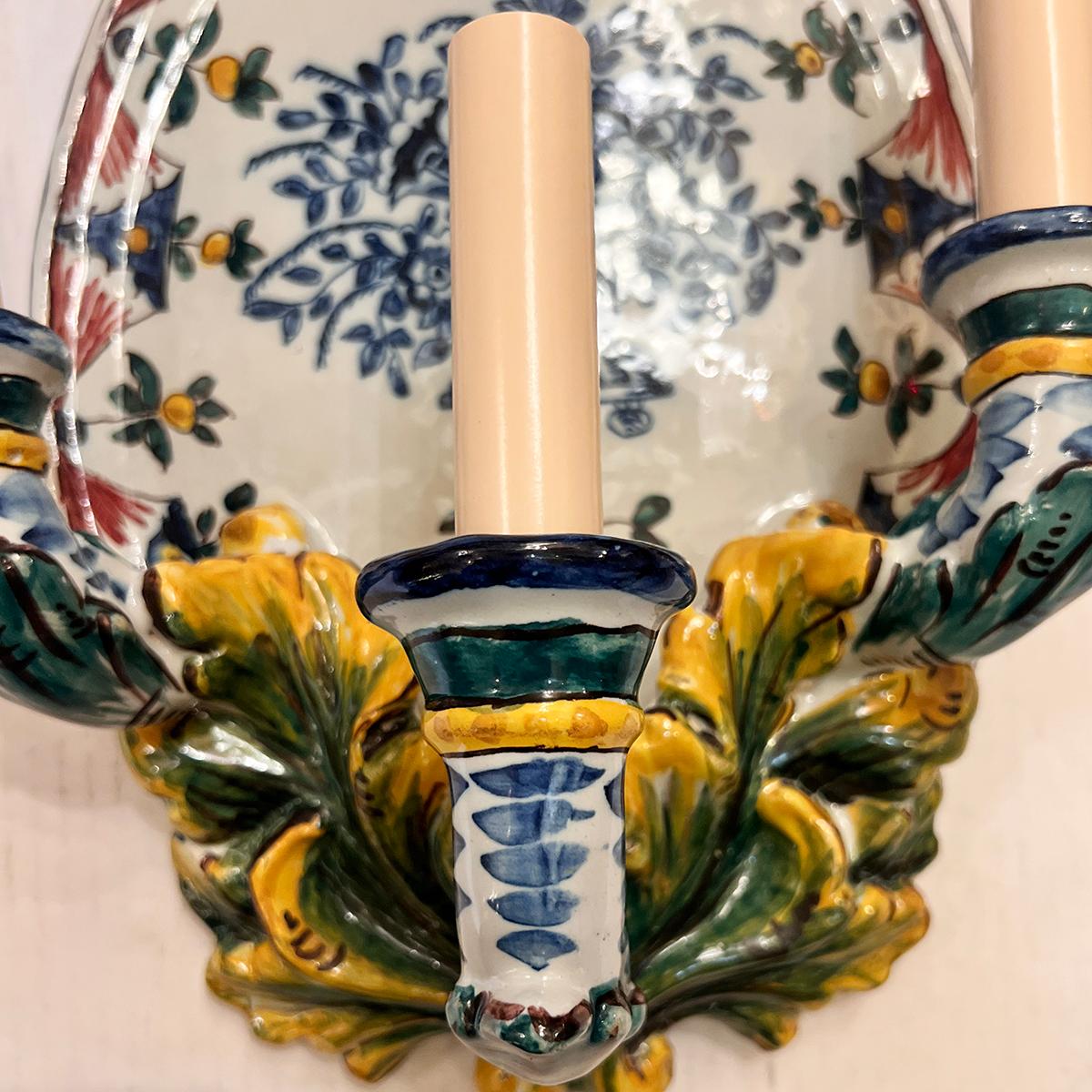 Milieu du XXe siècle Paire d'appliques en porcelaine italienne en vente