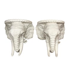 Ein Paar italienische Porzellanregale