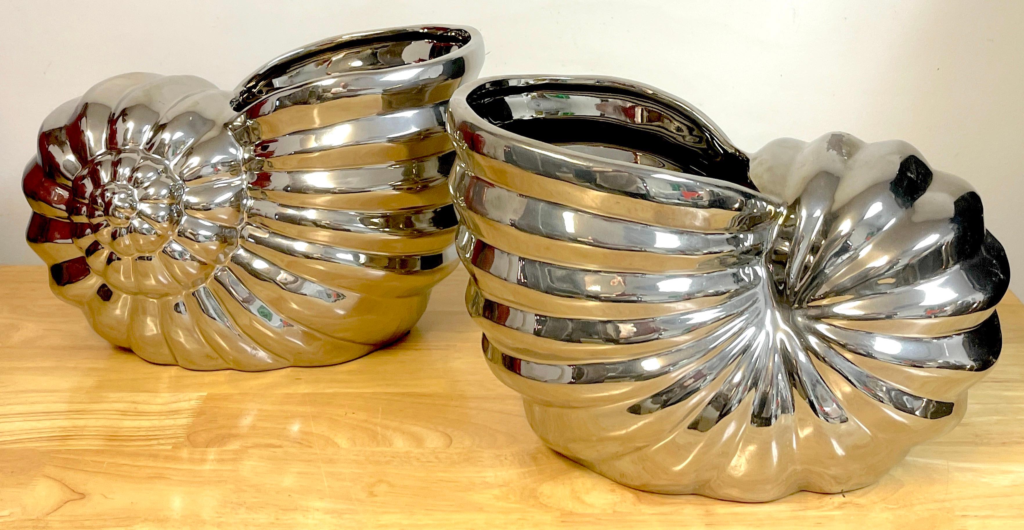 Moderne Paire de cache-pots Nautilus en porcelaine argentée lustrée d'Italie en vente