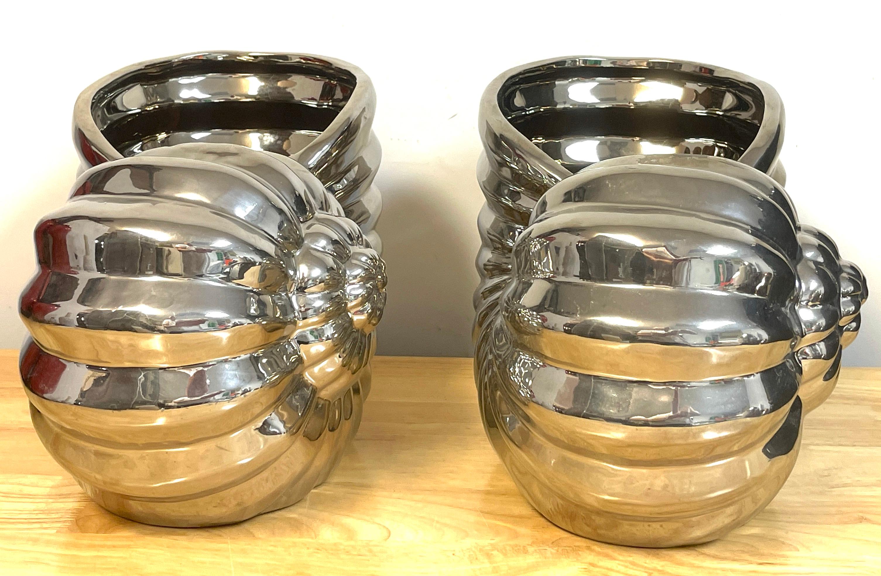 italien Paire de cache-pots Nautilus en porcelaine argentée lustrée d'Italie en vente