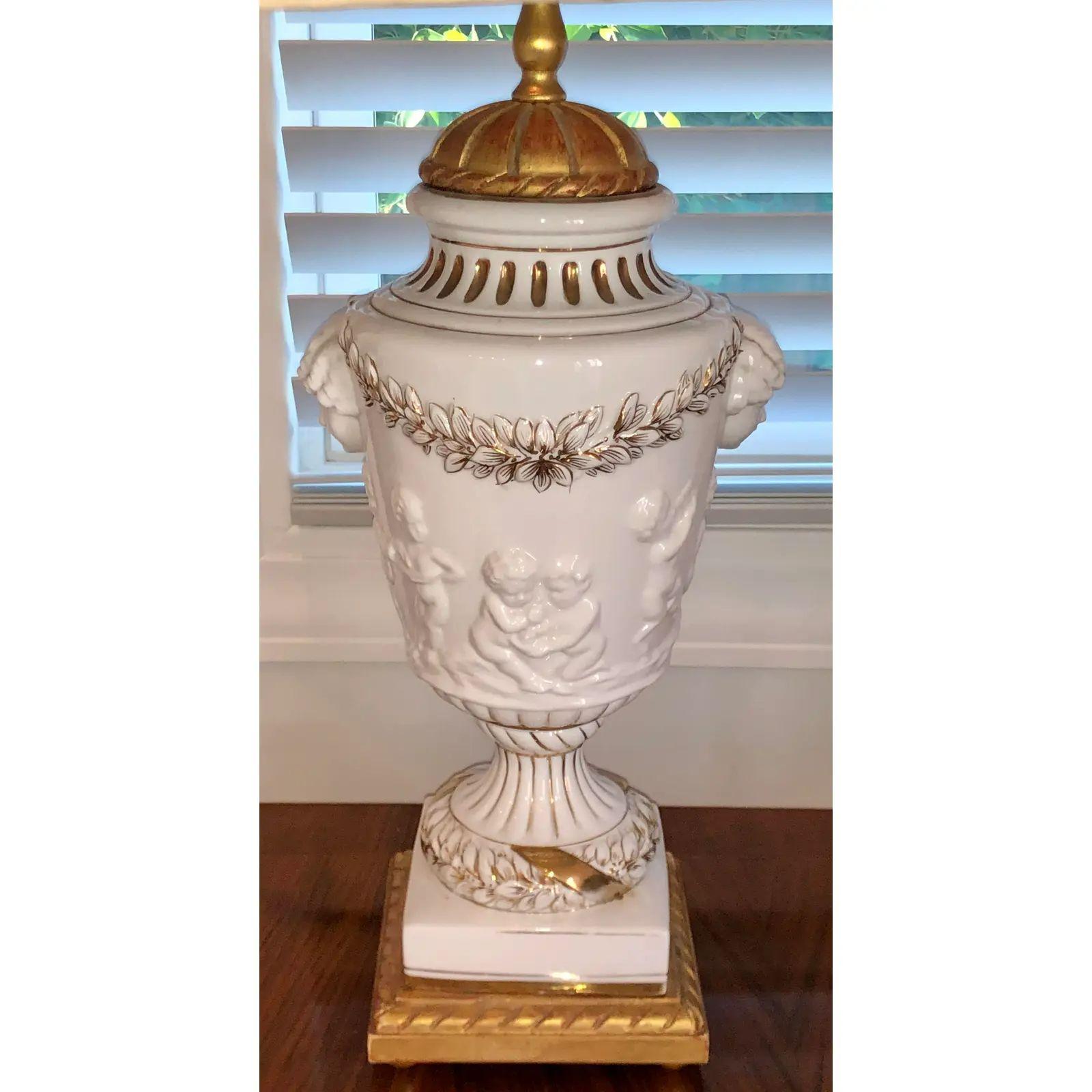 Hollywood Regency Coppia di lampade a forma di urna di design Cherubino in porcellana italiana in vendita