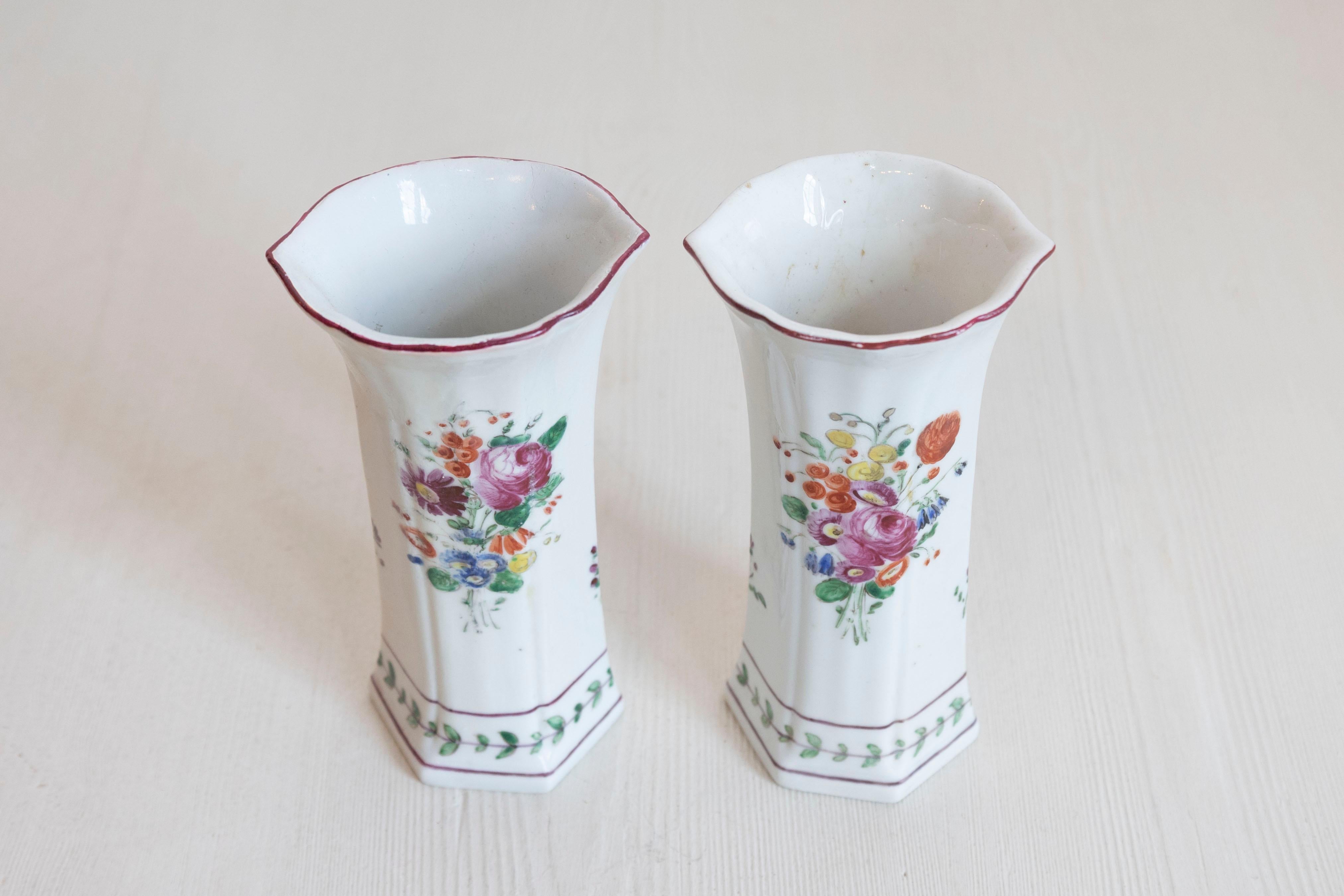 Pareja de jarrones de porcelana italiana con motivos florales pintados de colores, hacia 1805 Italiano en venta
