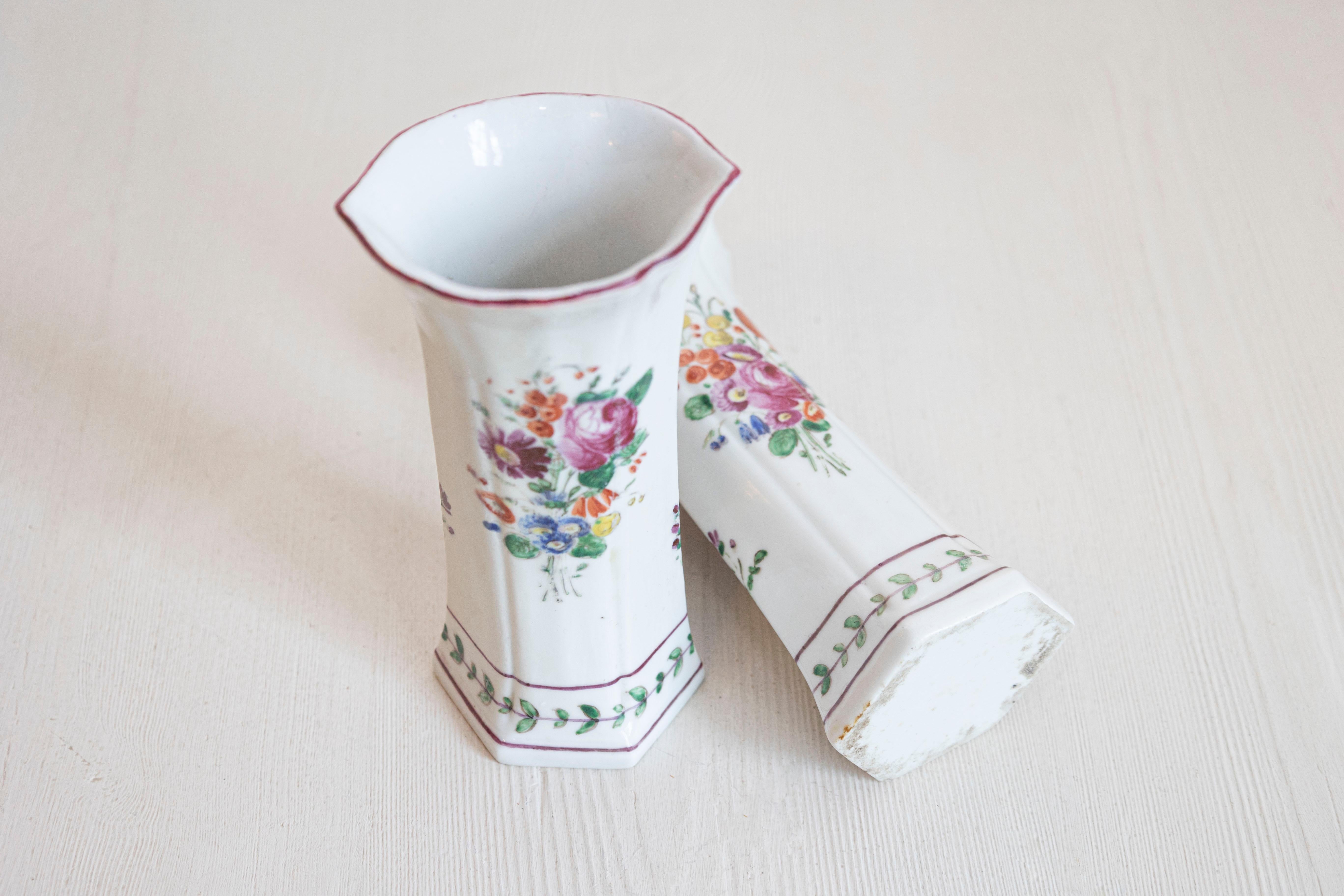 Pareja de jarrones de porcelana italiana con motivos florales pintados de colores, hacia 1805 Pintado a mano en venta