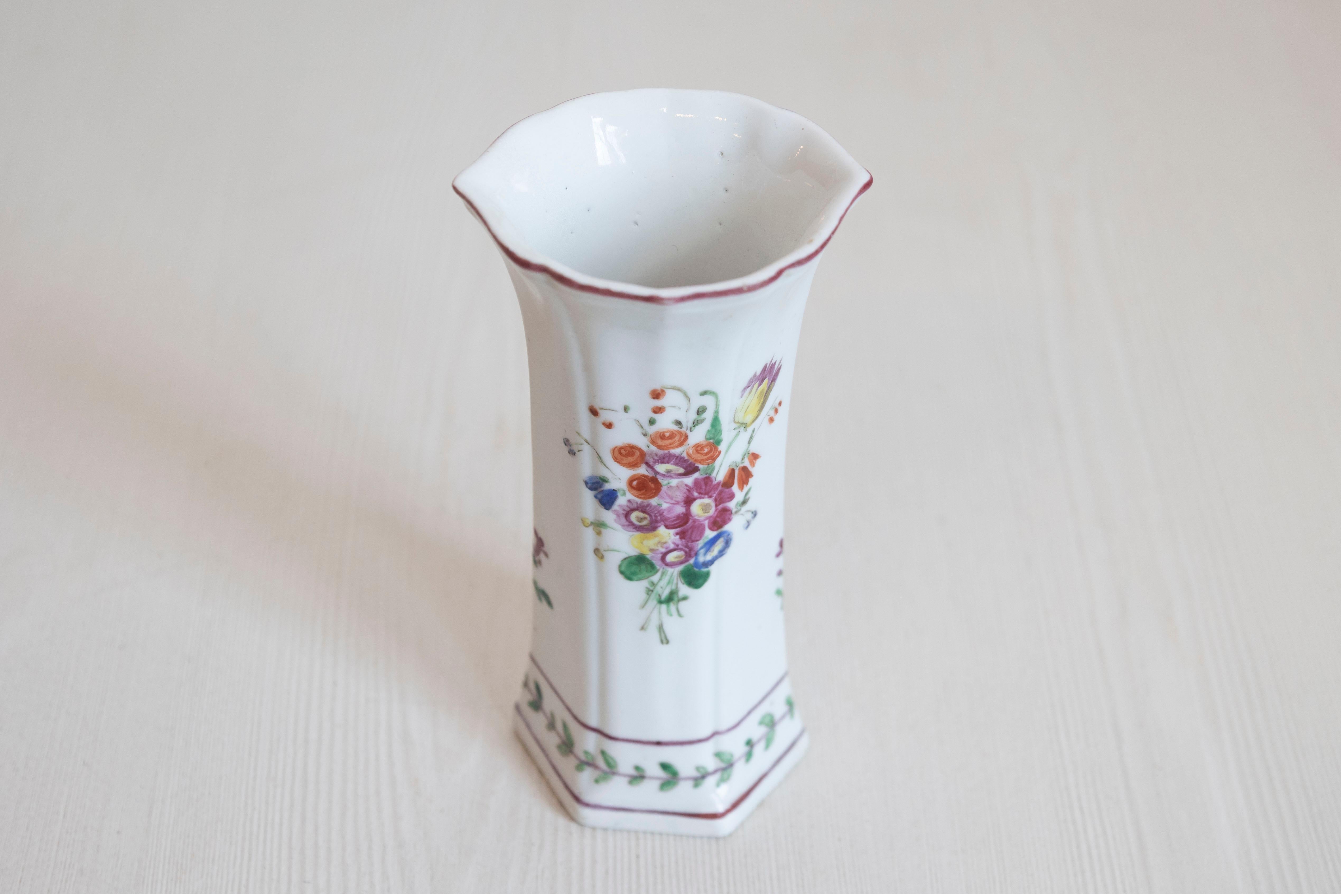 Pareja de jarrones de porcelana italiana con motivos florales pintados de colores, hacia 1805 siglo XIX en venta