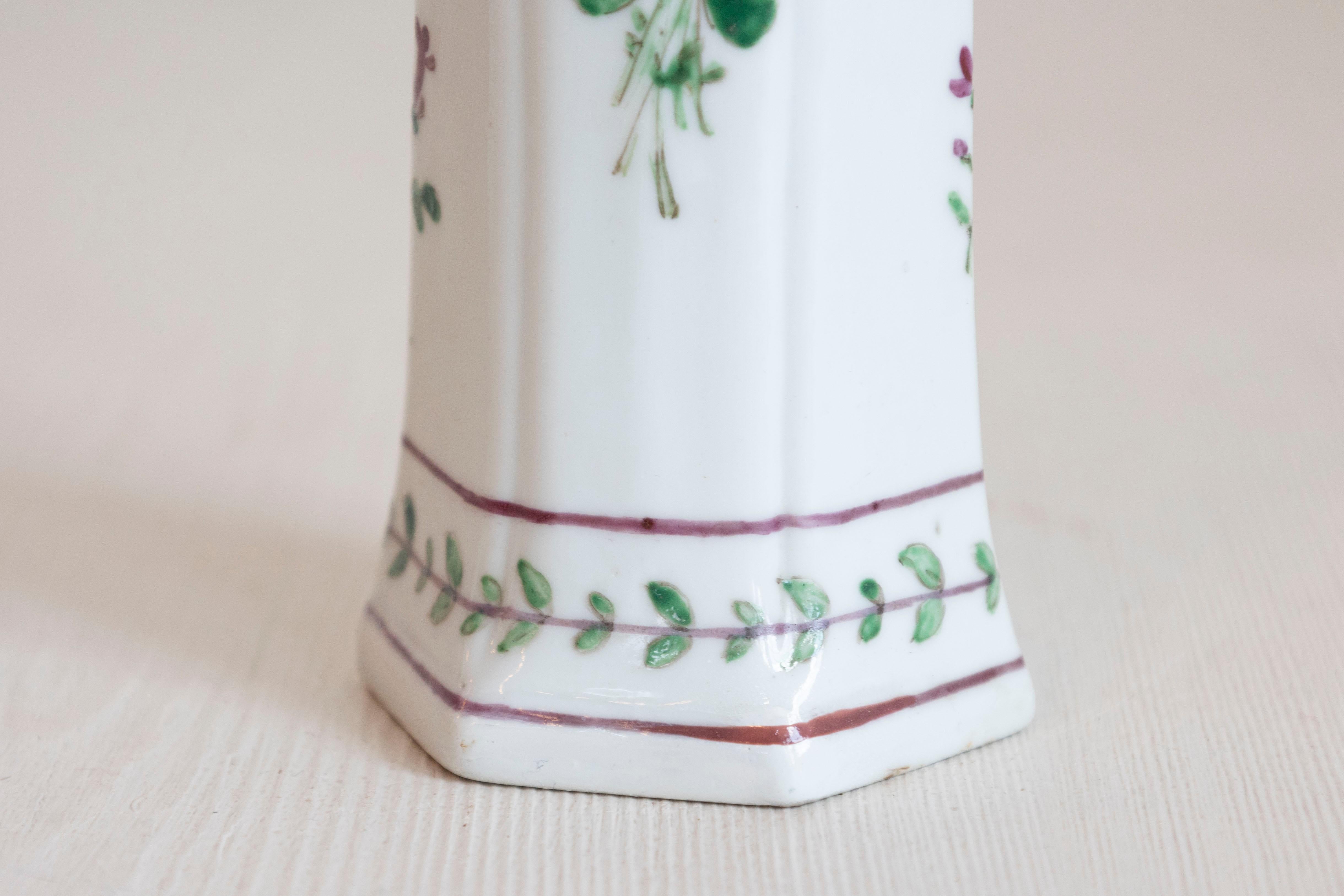 Pareja de jarrones de porcelana italiana con motivos florales pintados de colores, hacia 1805 en venta 1