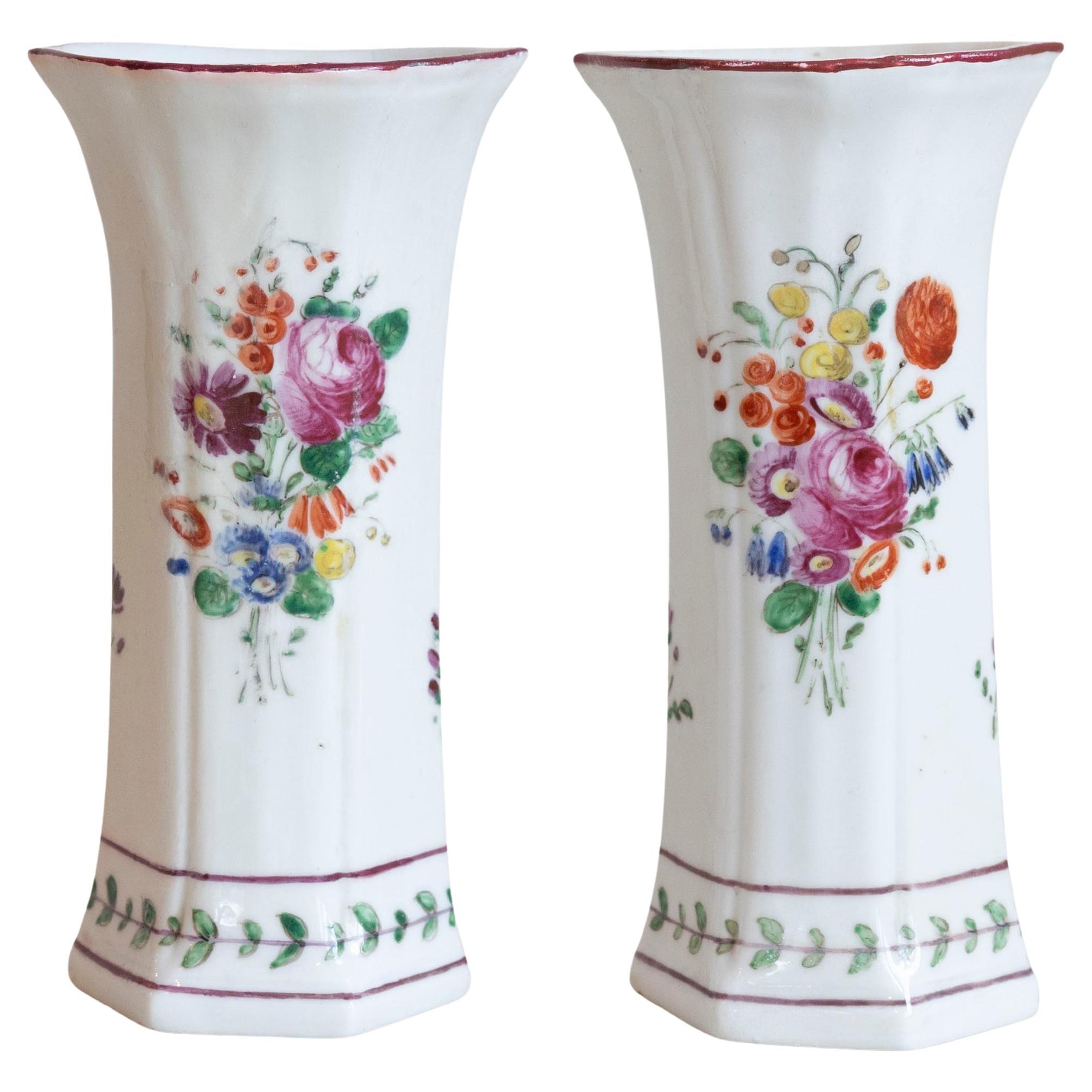 Pareja de jarrones de porcelana italiana con motivos florales pintados de colores, hacia 1805