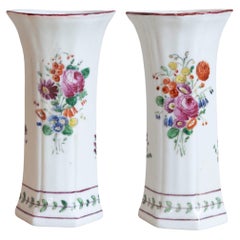 Coppia di vasi in porcellana italiana con motivi floreali dipinti a colori, circa 1805