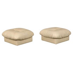 Ein Paar italienische postmoderne Lederhocker von Chateau d'ax