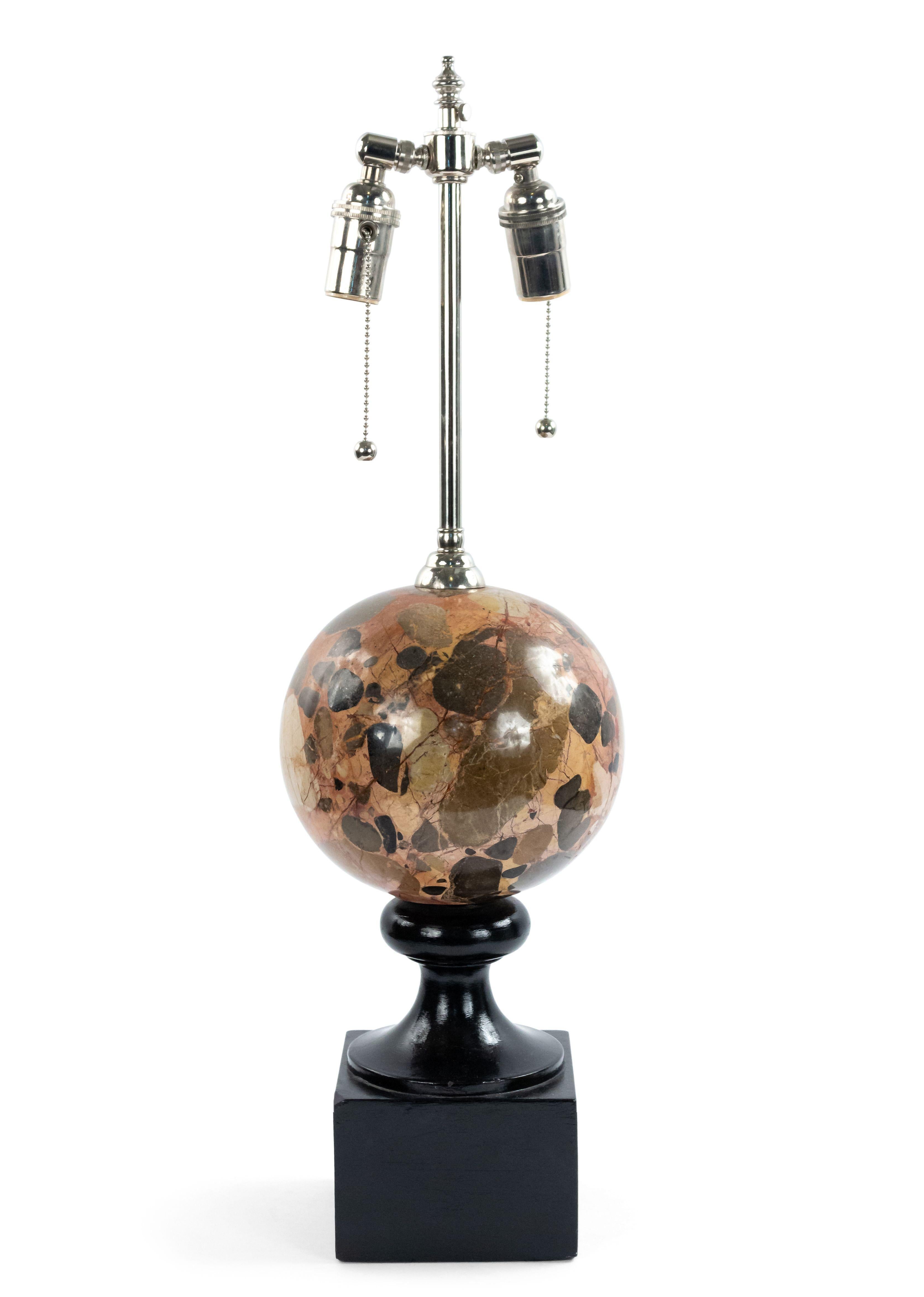 Paire de lampes de table italiennes Design/One d'après-guerre avec une sphère ronde en marbre brèche reposant sur une base carrée ébonisée (PRIX PAR Paire).

Livré sans abat-jour