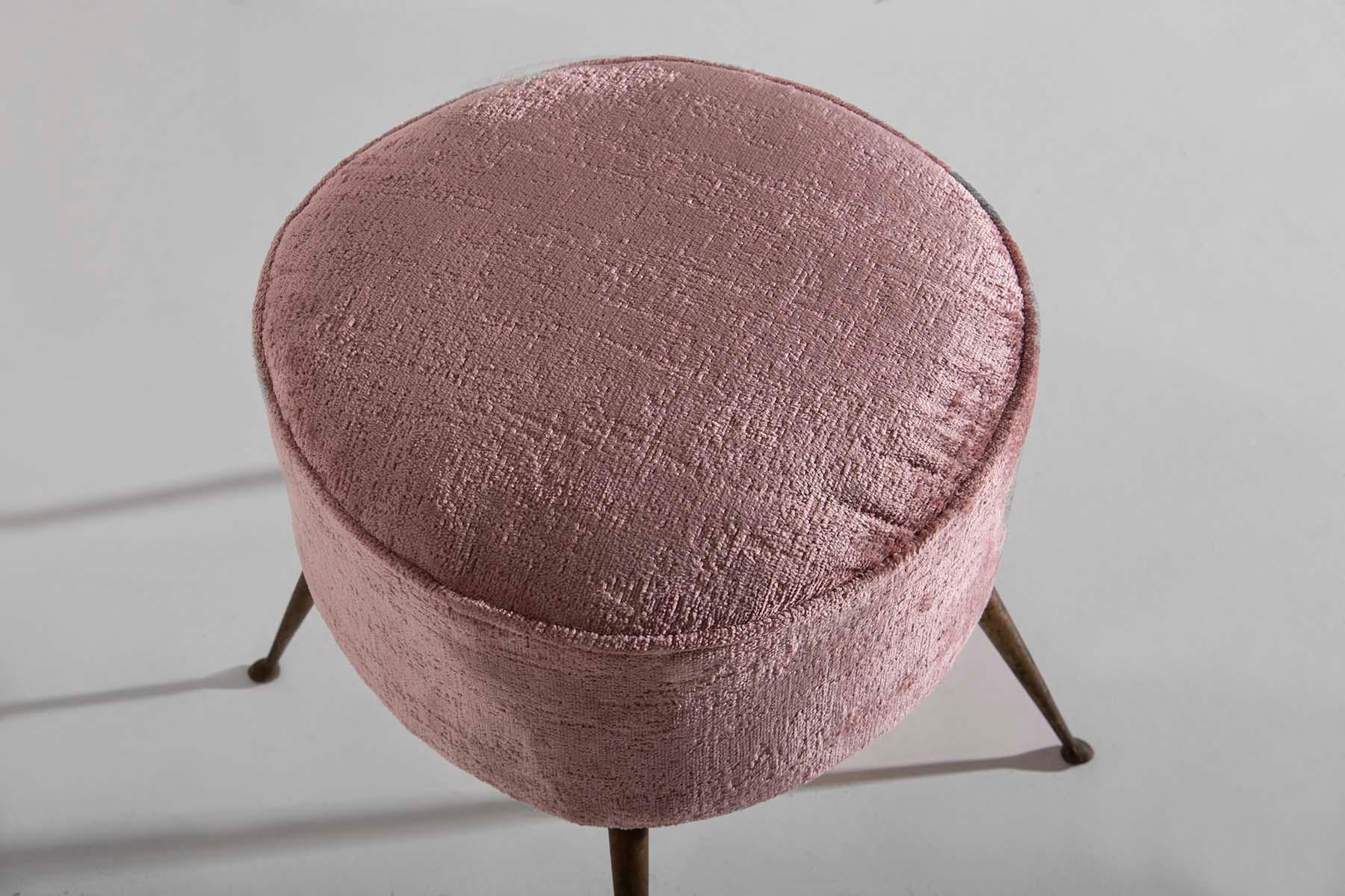 Pair of Italian pouf or stools vintage in velvet pink and brass For Sale 4