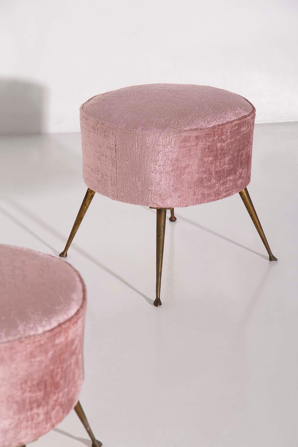 Pair of Italian pouf or stools vintage in velvet pink and brass In Good Condition For Sale In Milano, IT