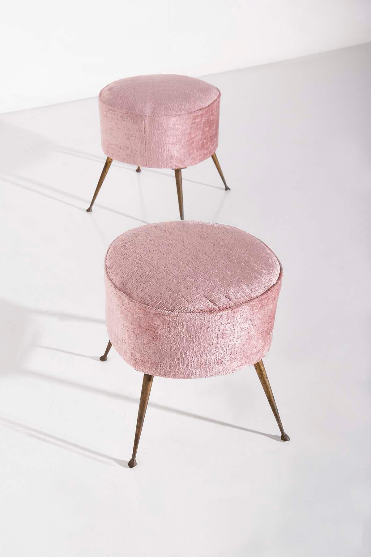 Pair of Italian pouf or stools vintage in velvet pink and brass For Sale 1