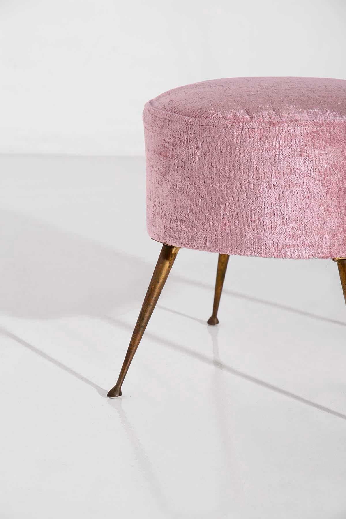 Pair of Italian pouf or stools vintage in velvet pink and brass For Sale 2