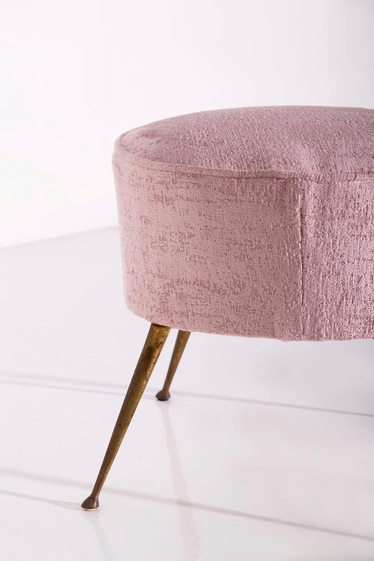 Pair of Italian pouf or stools vintage in velvet pink and brass For Sale 3