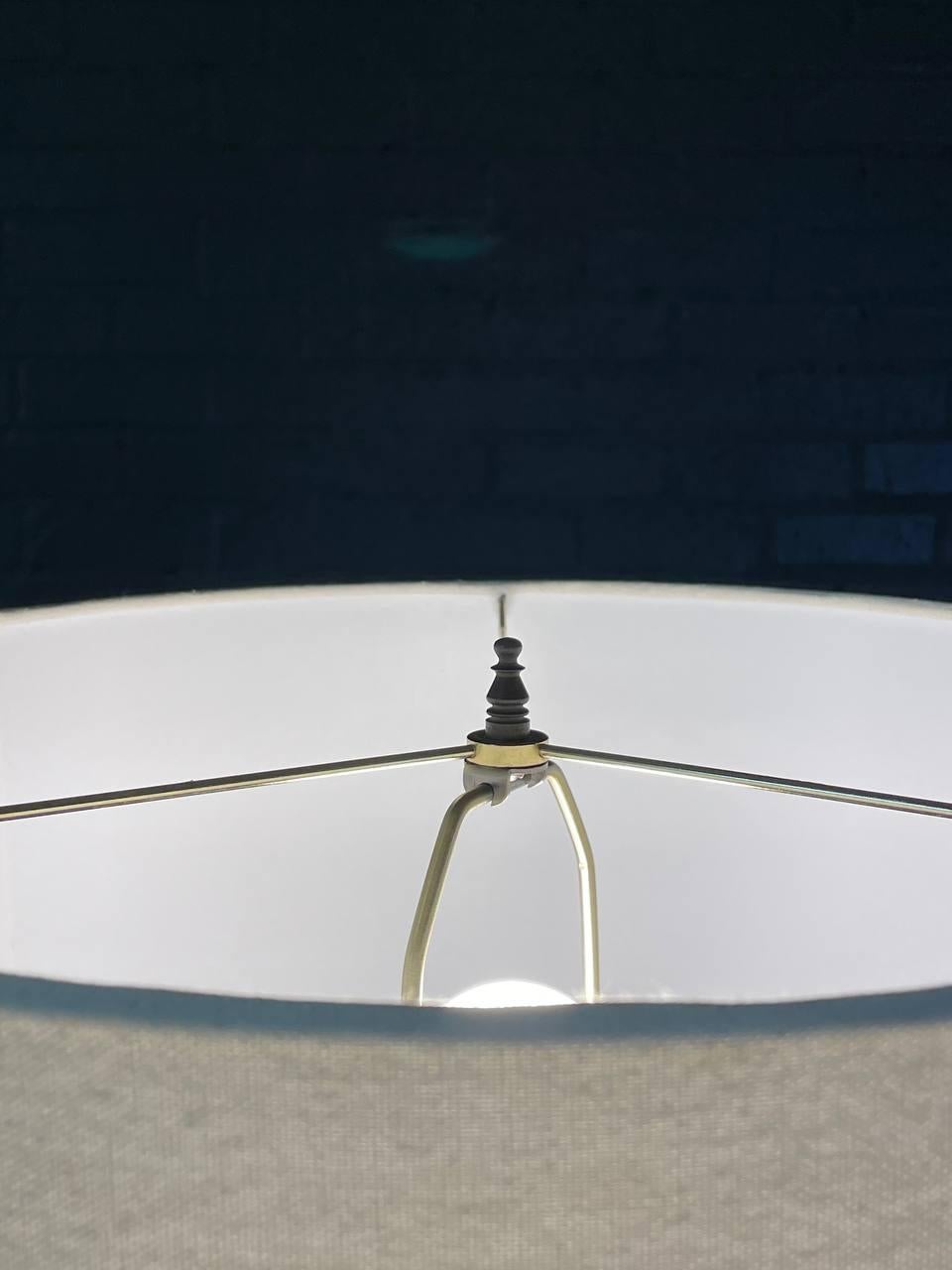 Coppia di lampade da tavolo a colonna in legno dipinto e intagliato della Provincia Italiana, anni '40 ca. In condizioni buone a Los Angeles, CA