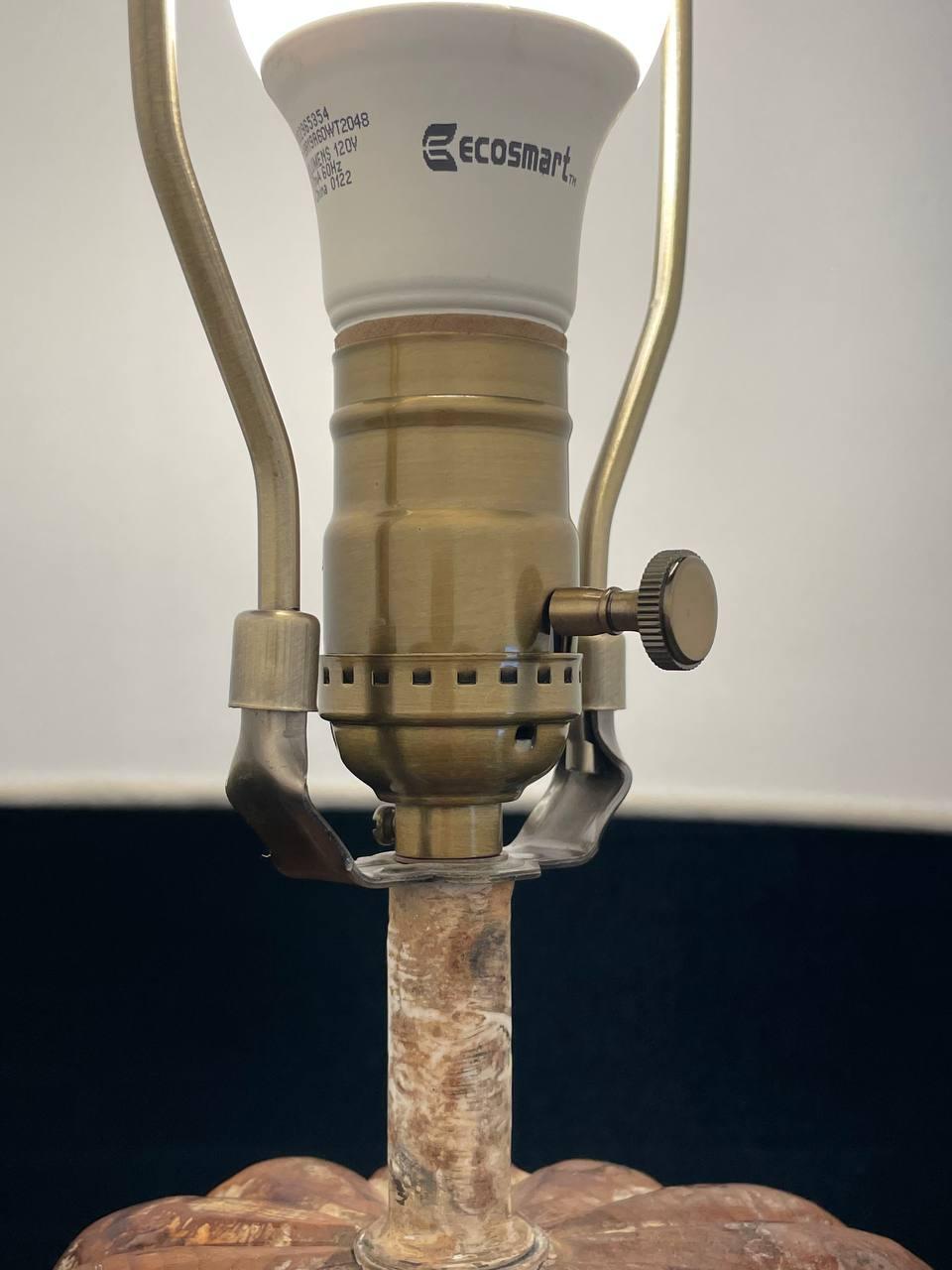 Metà XX secolo Coppia di lampade da tavolo a colonna in legno dipinto e intagliato della Provincia Italiana, anni '40 ca.
