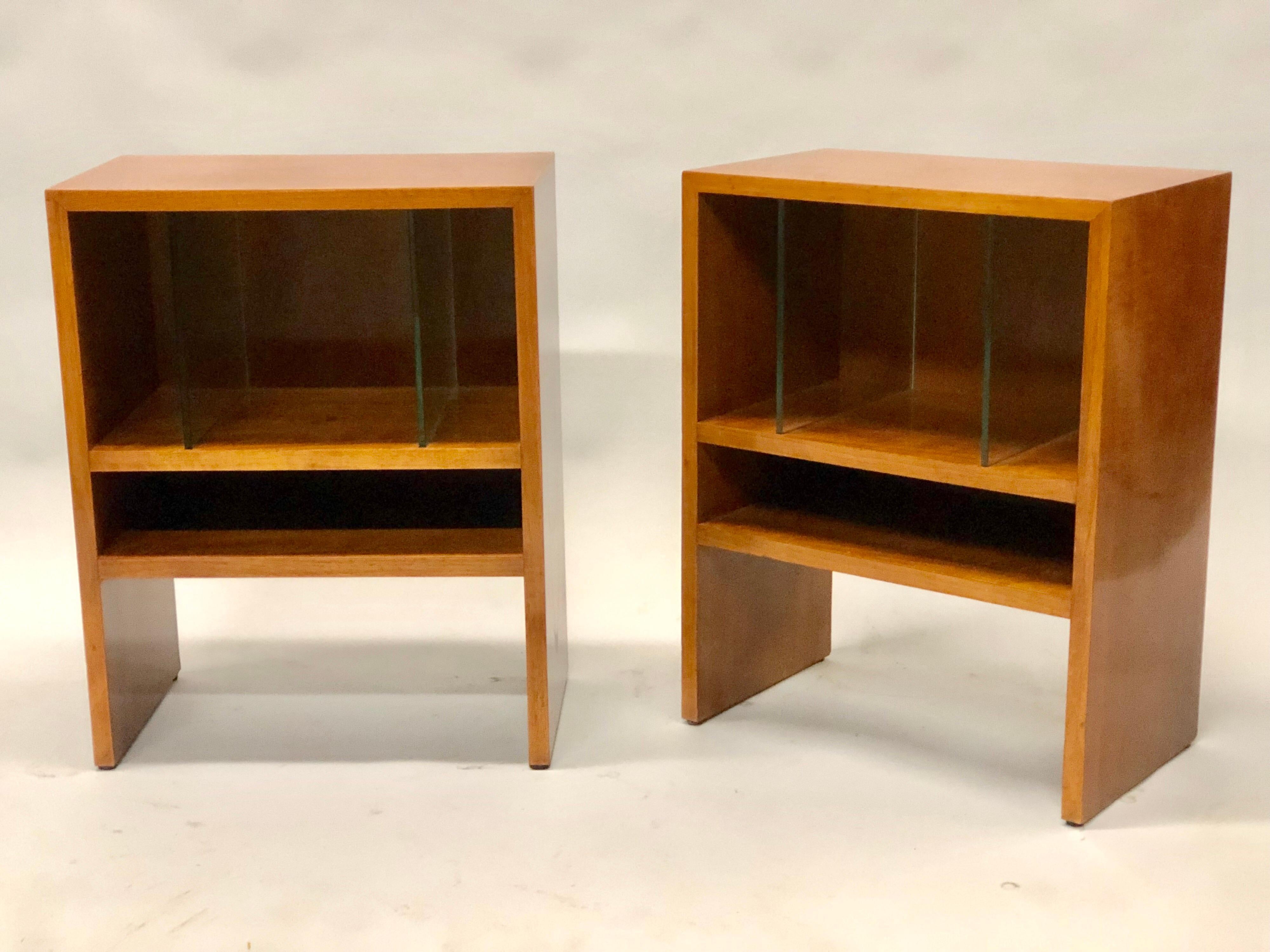 Elegant, sober pair of double level Italian Mid-Century Modern / Rationalist School nightstands, end or side tables / nightstands in solid wood with 2 thick glass partitions on the upper level. The pieces resemble small rational inspired buildings