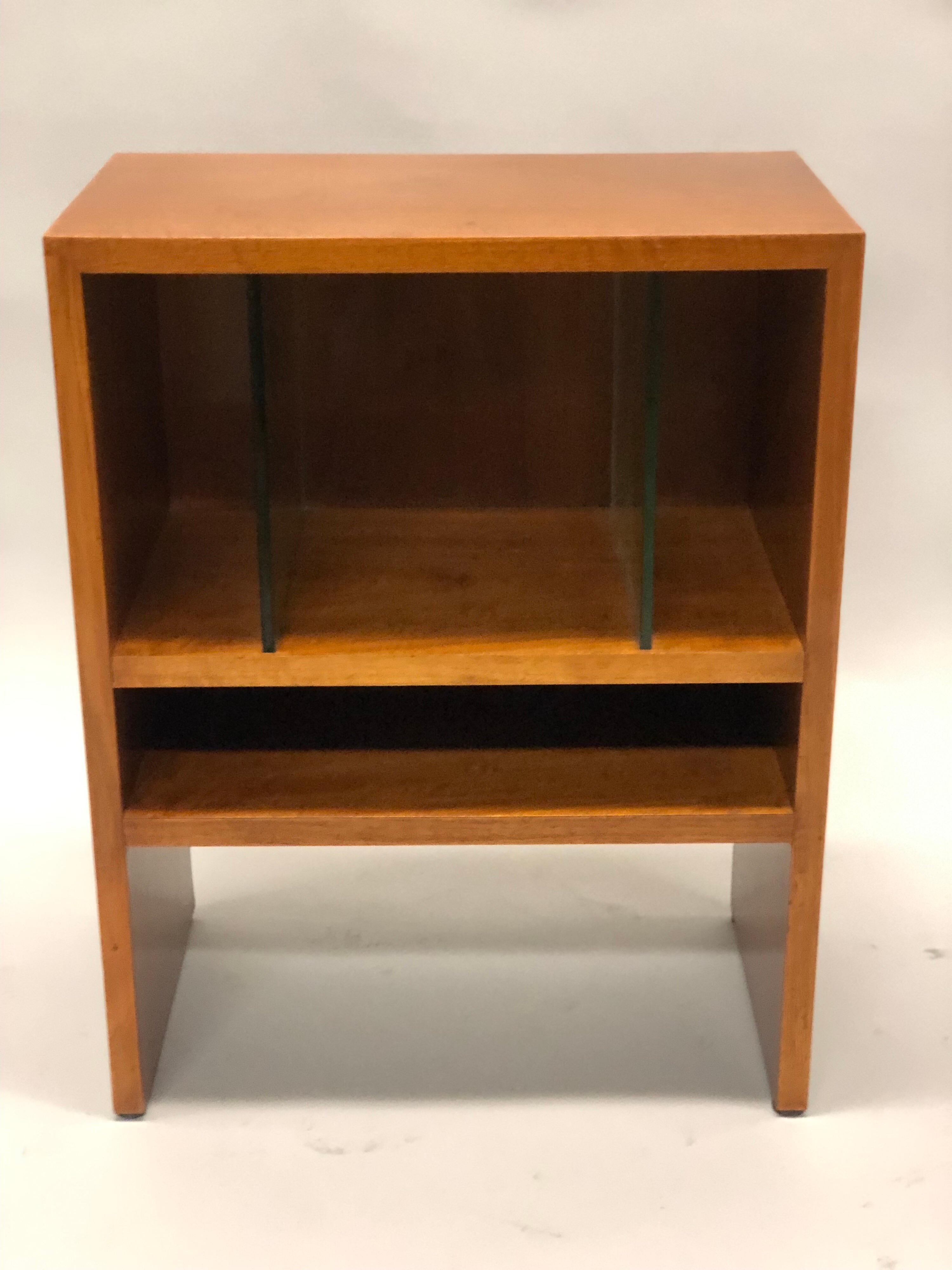 Pair of Italian Rationalist Nightstands or End Tables in Style of Terragni, 1930 In Good Condition For Sale In New York, NY