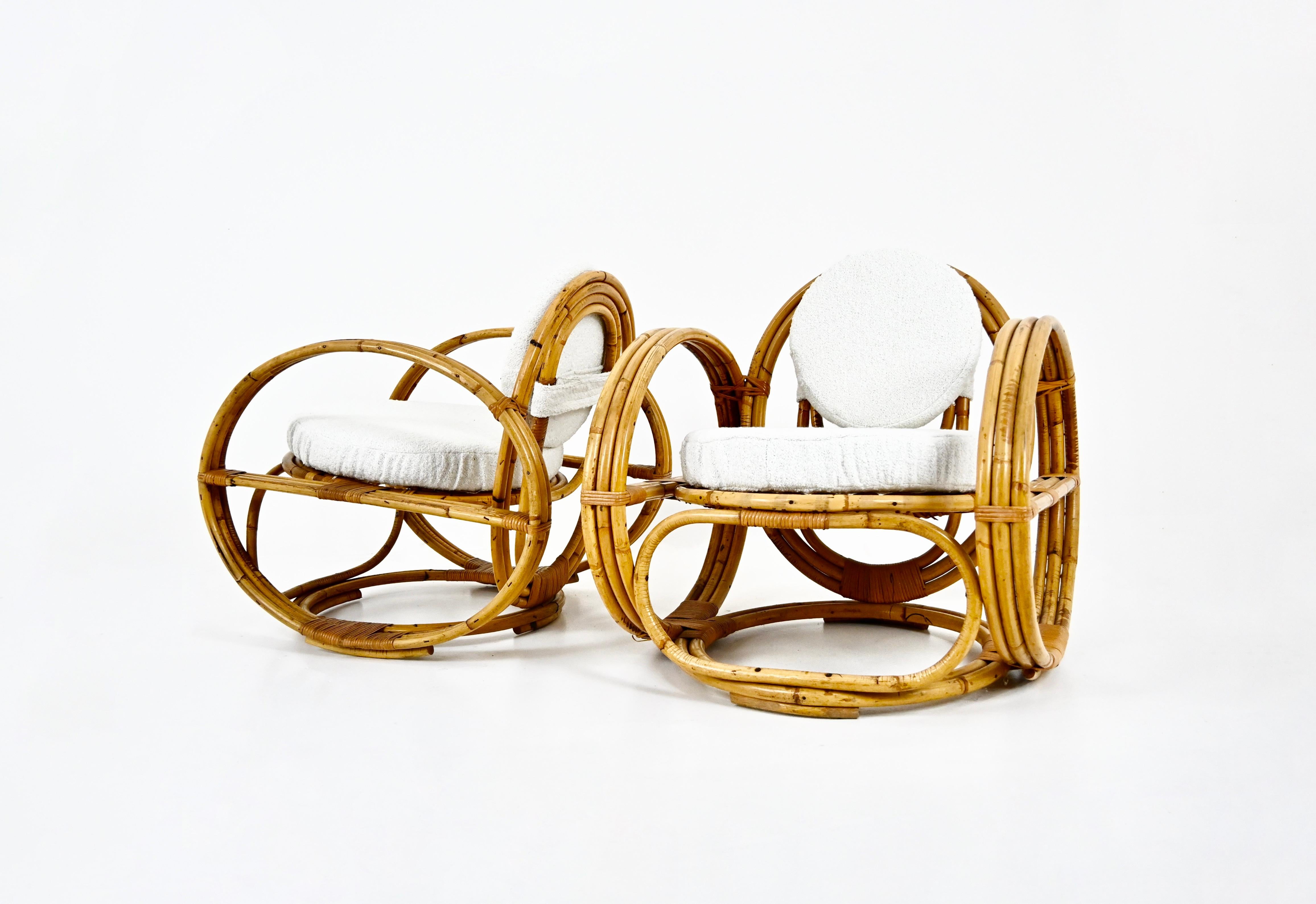 Pair of rattan armchairs with white curly fabric cushions. Seat height: 43cm. Wear and tear due to time and age of the armchairs.
FOR SHIPPING, REQUEST US FOR RECEIVE THE BEST PRICE
