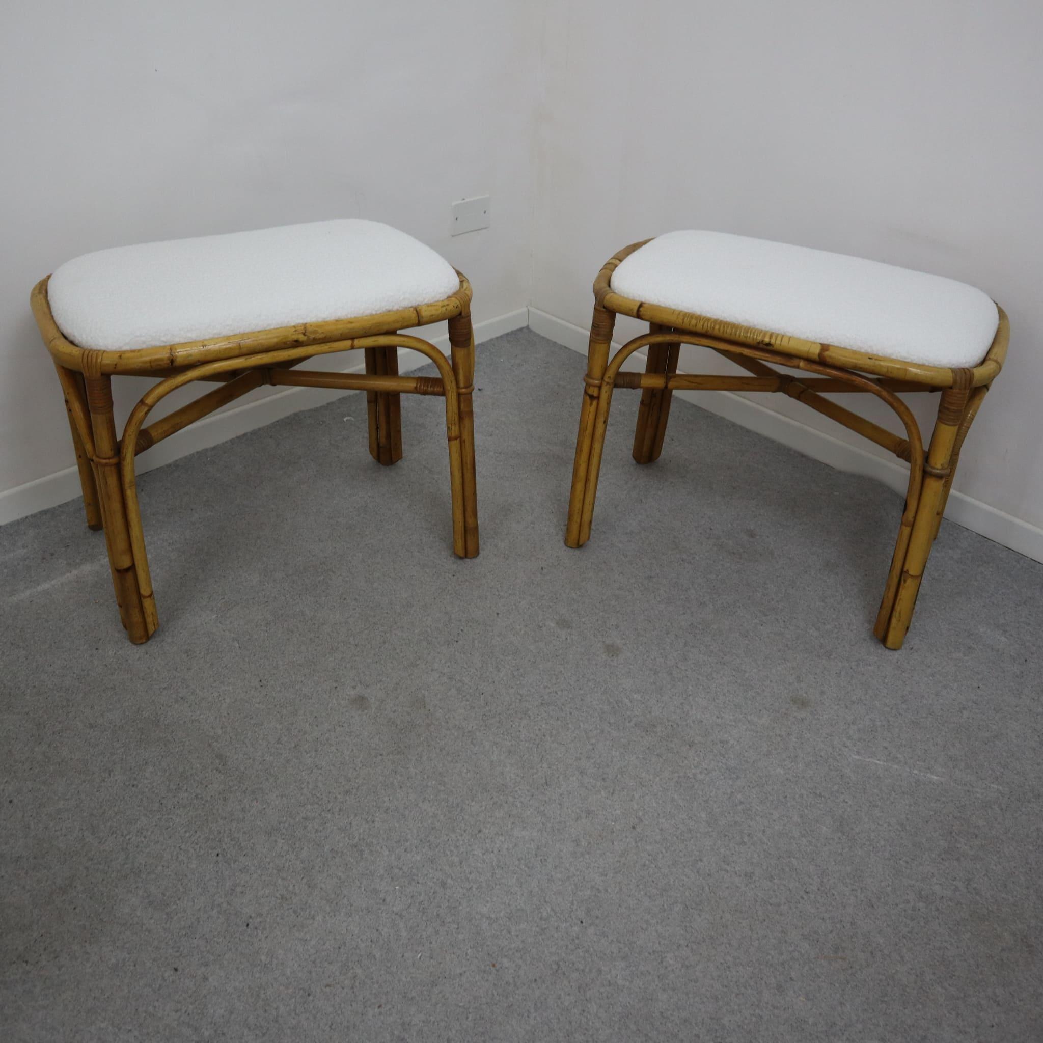 Coppia di sgabelli italiani in rattan e bambù con tessuto bouclé bianco, anni '70

Elegante coppia di sgabelli italiani degli anni '70, caratterizzati da una robusta struttura in rattan e bambù che mette in risalto la bellezza naturale dei