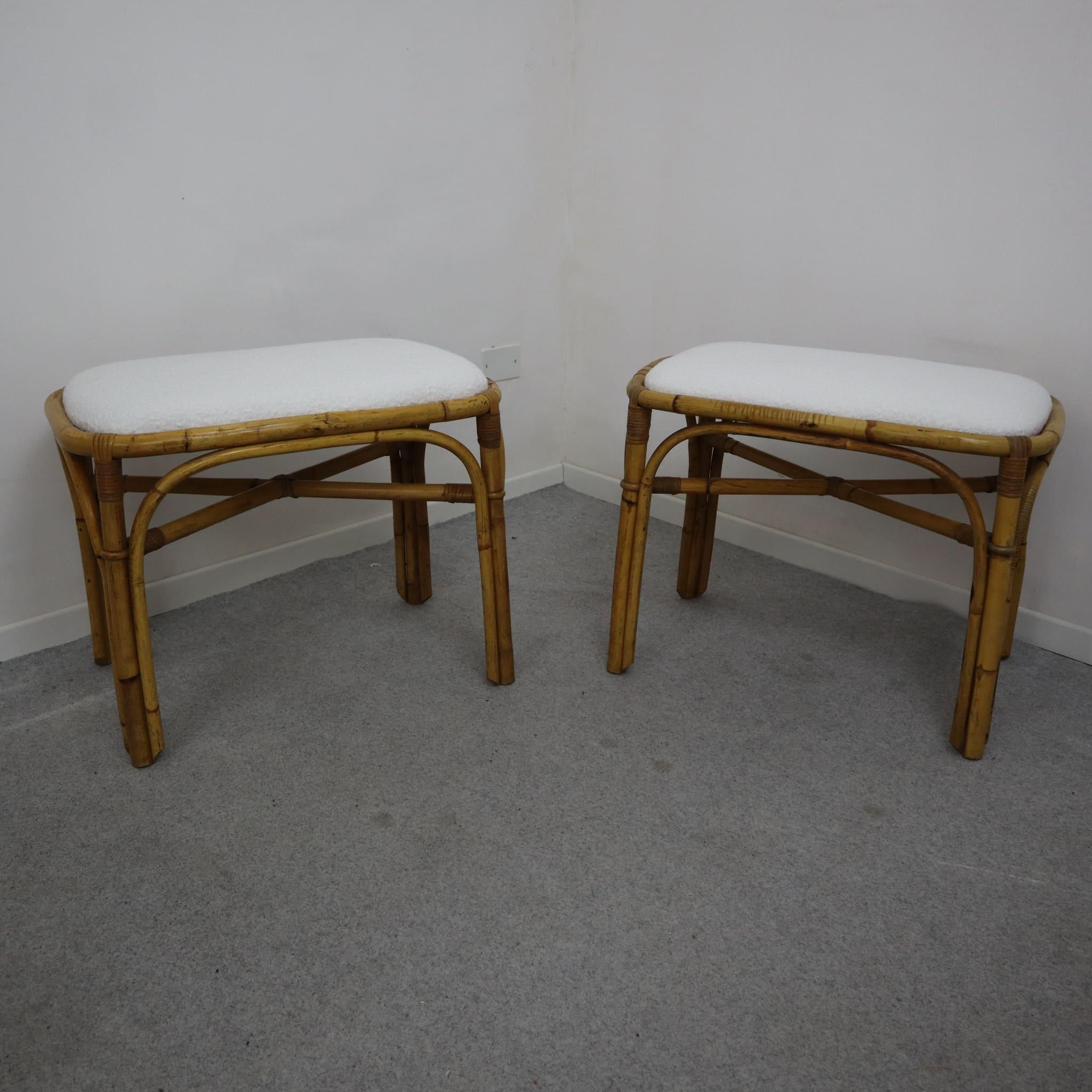 Mid-Century moderno Coppia di sgabelli italiani in rattan e bambù in tessuto boucle bianco degli anni '70 in vendita