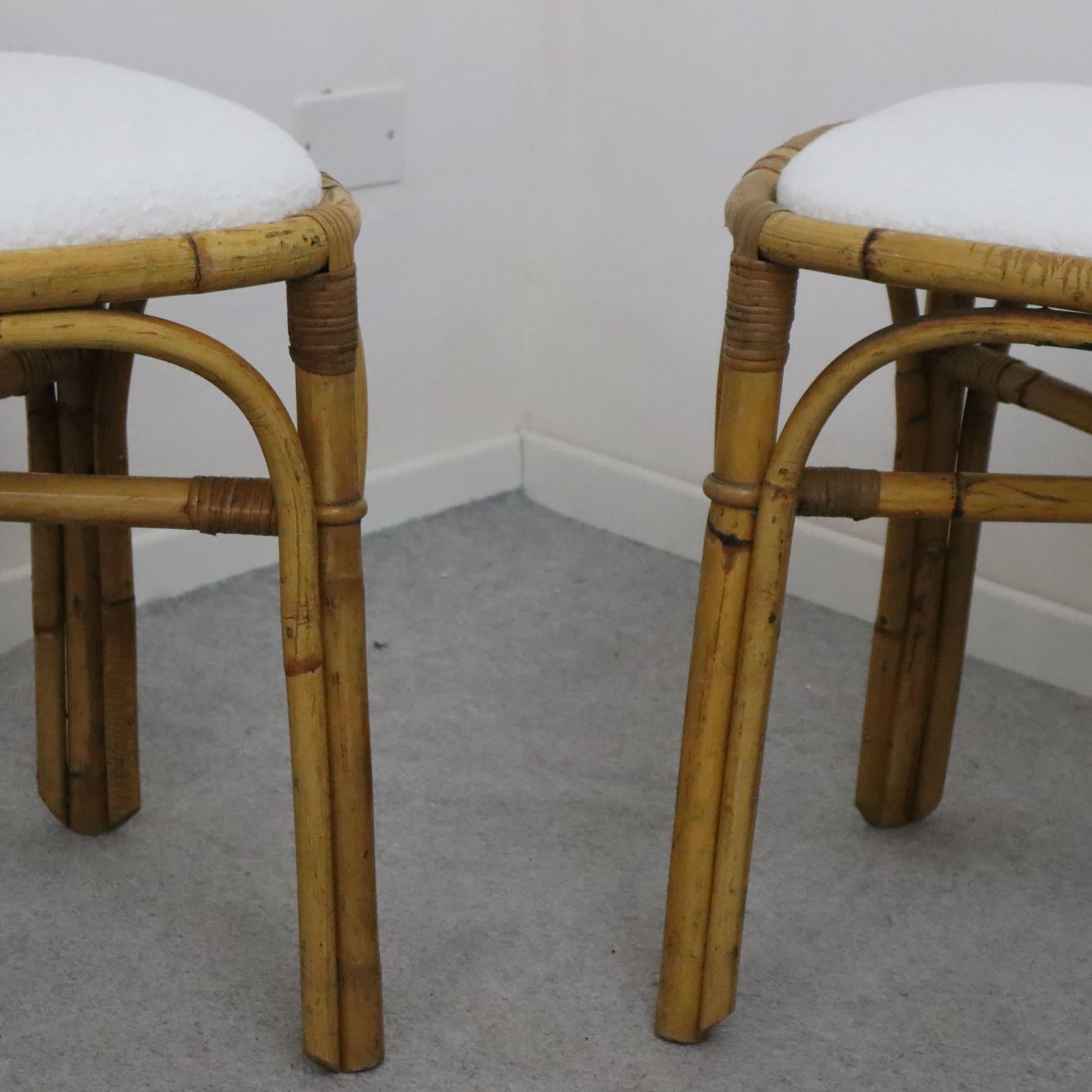 Italiano Coppia di sgabelli italiani in rattan e bambù in tessuto boucle bianco degli anni '70 in vendita