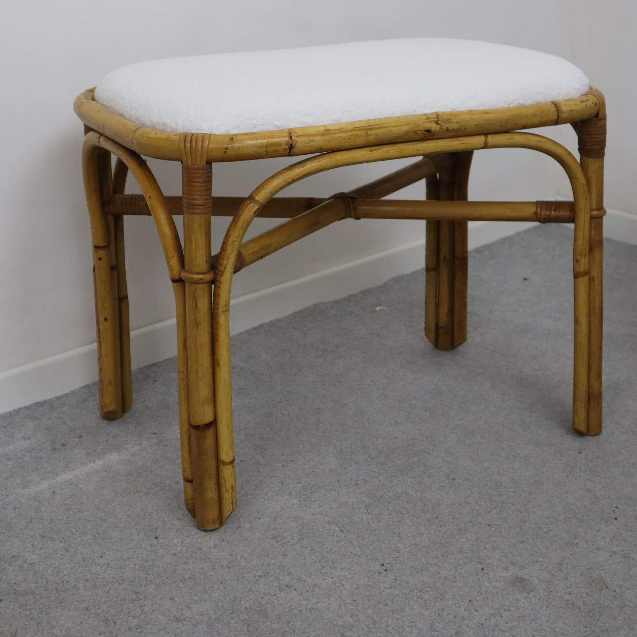 Coppia di sgabelli italiani in rattan e bambù in tessuto boucle bianco degli anni '70 In condizioni buone in vendita a Nicolosi, IT