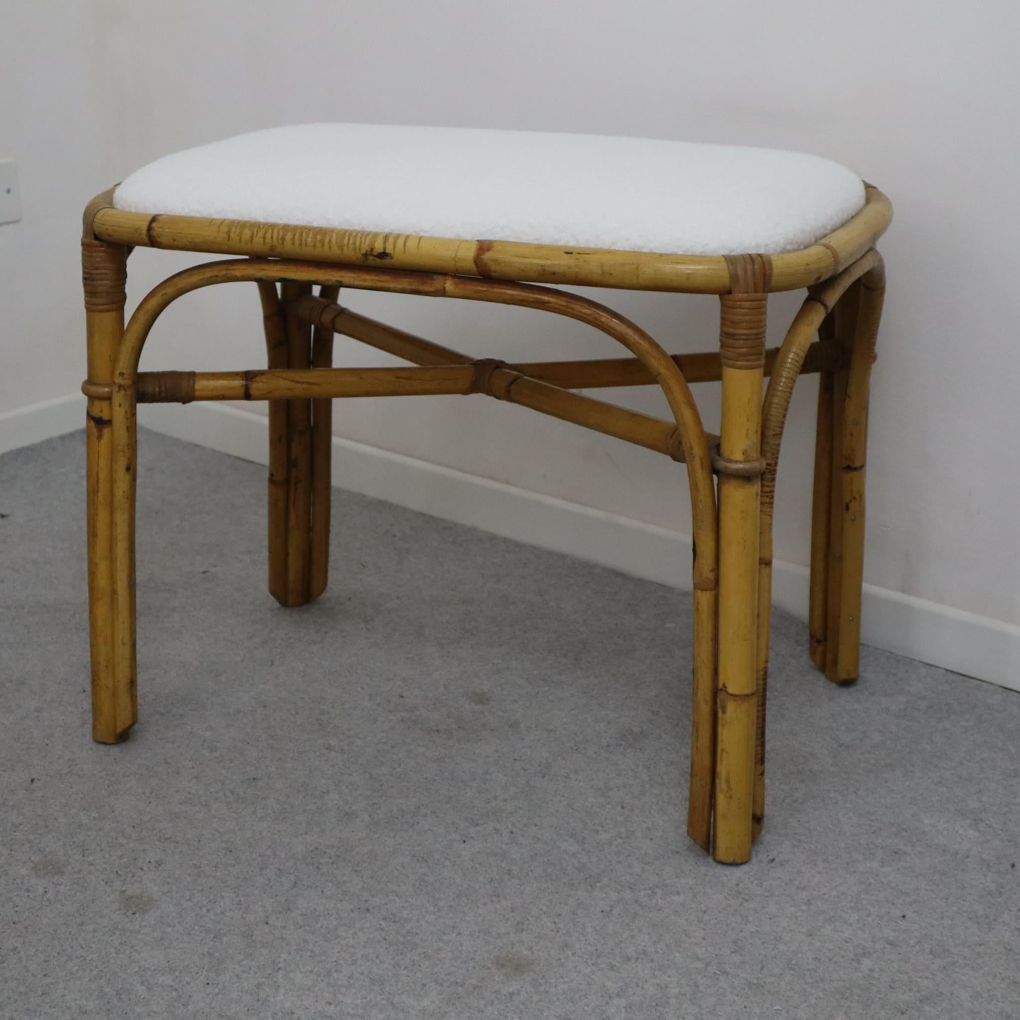 Fine XX secolo Coppia di sgabelli italiani in rattan e bambù in tessuto boucle bianco degli anni '70 in vendita