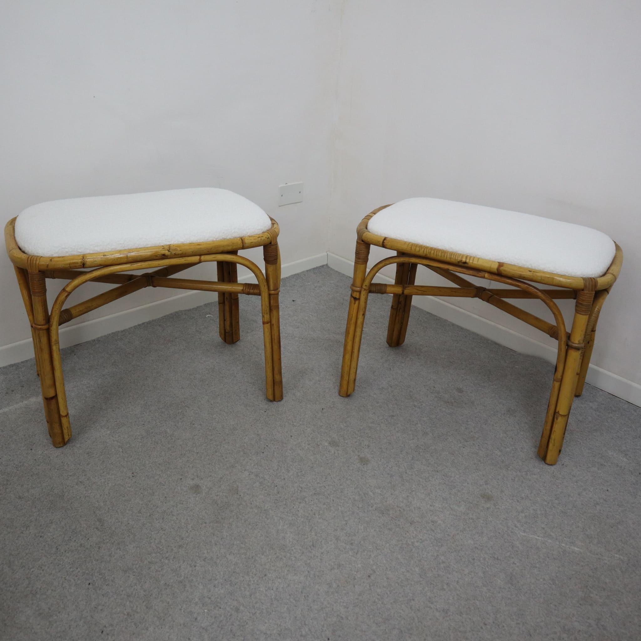 Tessuto Coppia di sgabelli italiani in rattan e bambù in tessuto boucle bianco degli anni '70 in vendita