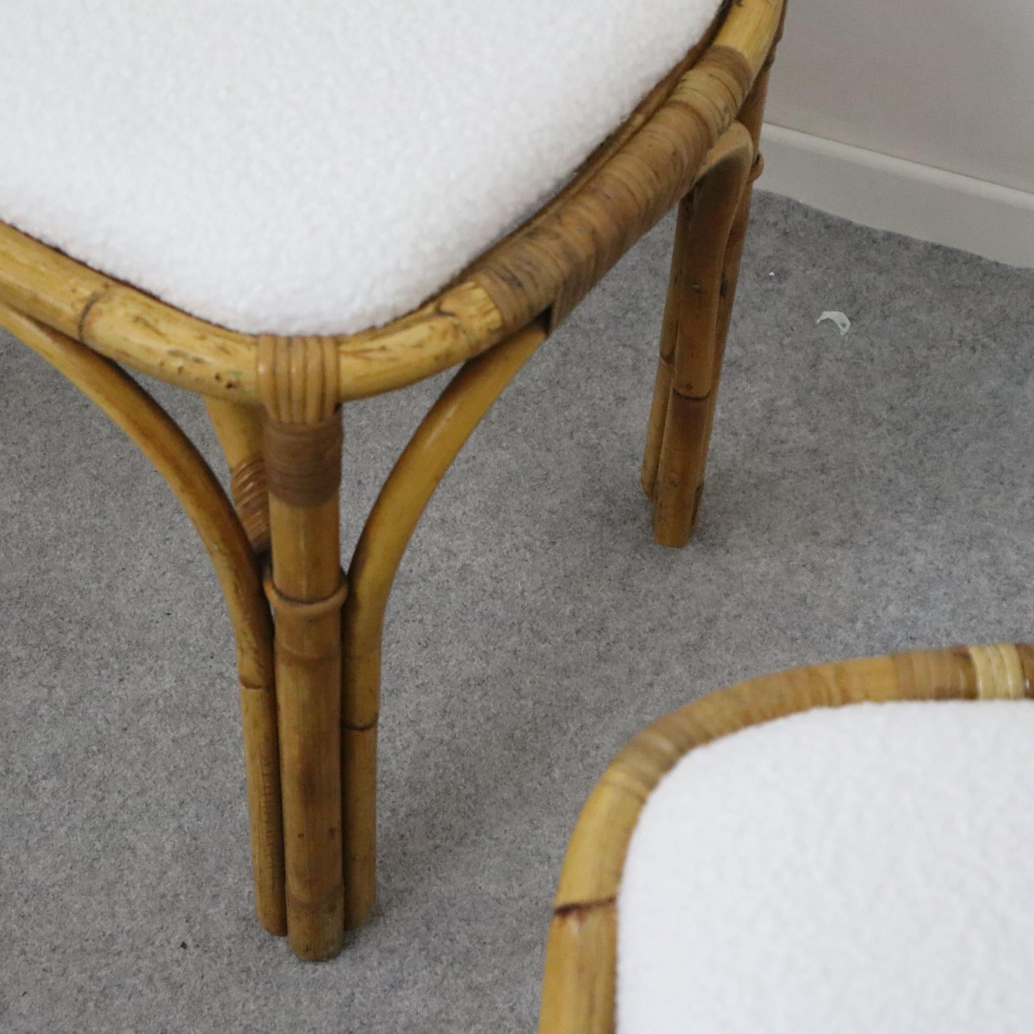 Coppia di sgabelli italiani in rattan e bambù in tessuto boucle bianco degli anni '70 in vendita 1