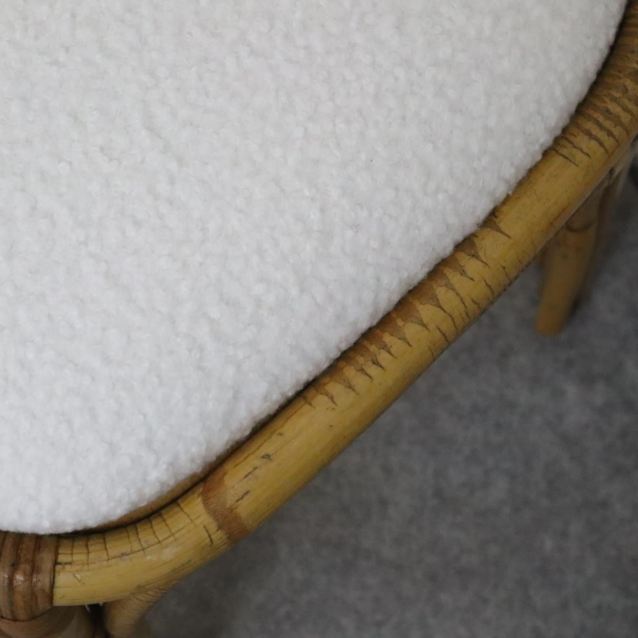 Coppia di sgabelli italiani in rattan e bambù in tessuto boucle bianco degli anni '70 in vendita 2
