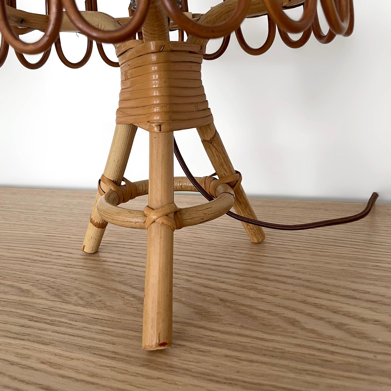 Pareja de lámparas de mesa italianas de ratán y bambú (compatibles con EE.UU. recableadas) en venta 7