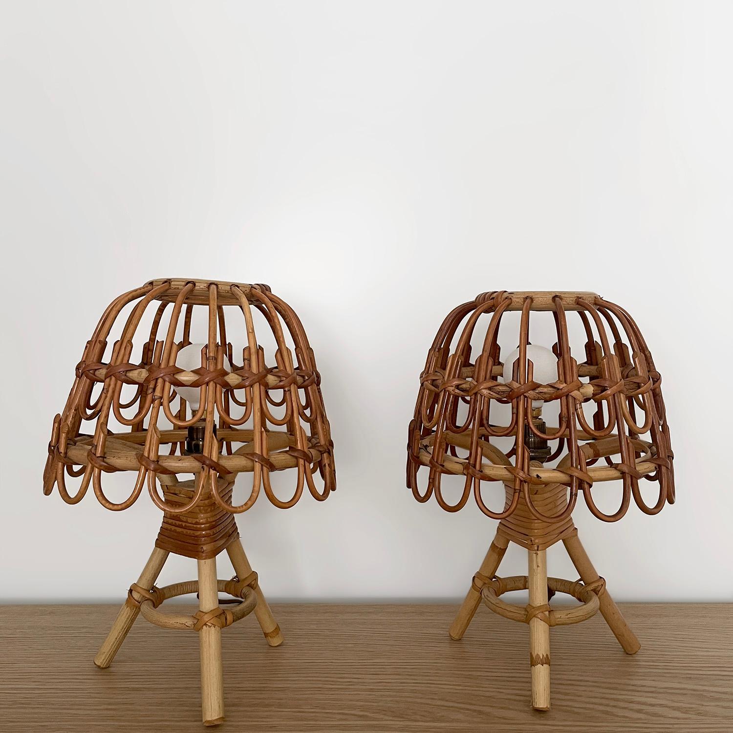 Pareja de lámparas de mesa italianas de ratán y bambú
Italiano, mediados de siglo 
Piezas artesanales hechas a mano
Composición y tacto ecológicos
Cada lámpara es única en su composición, pero sigue funcionando bien como parte de un par
Tulipas de