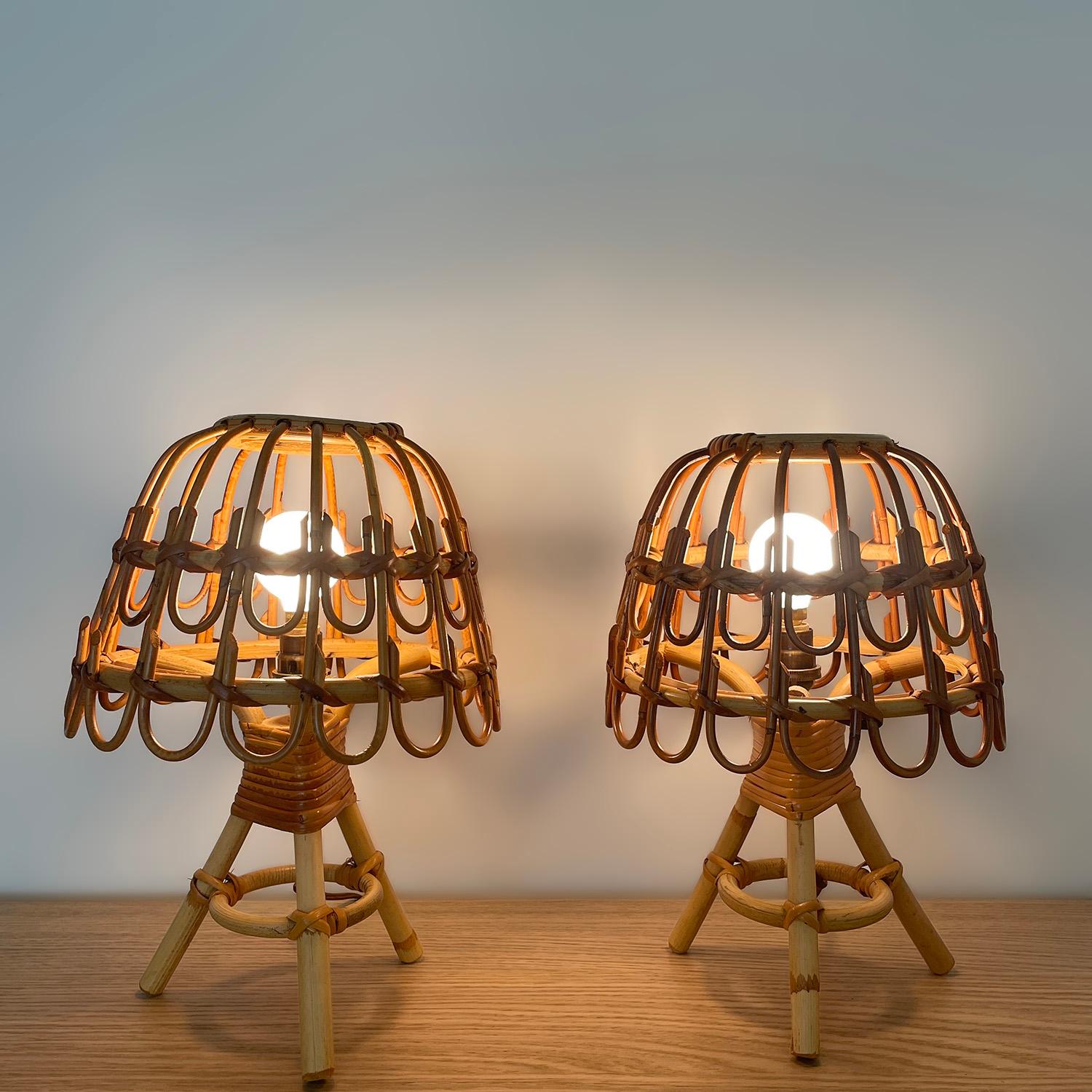 Pareja de lámparas de mesa italianas de ratán y bambú (compatibles con EE.UU. recableadas) Italiano en venta