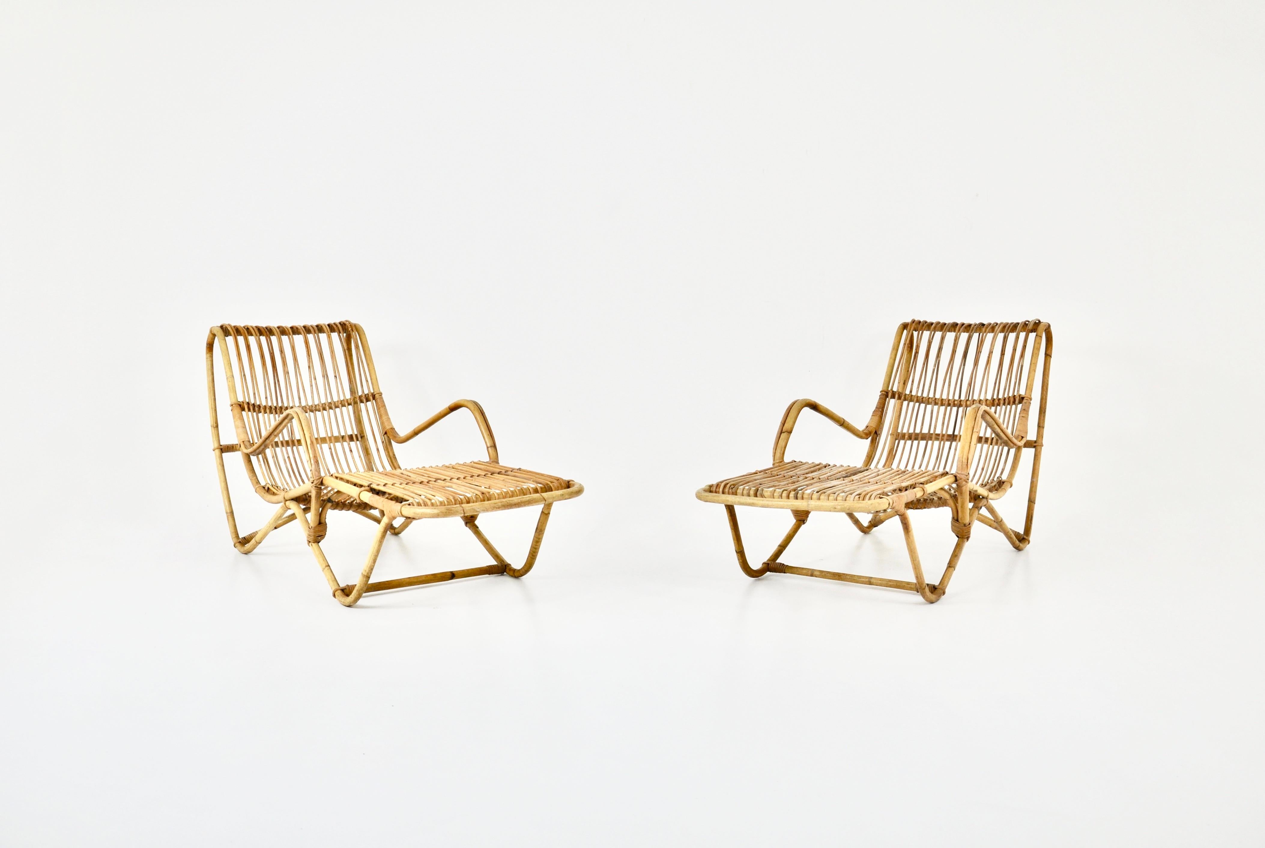 Pair of lounge chairs in rattan. Seat height: 22cm. Wear and tear due to time and age.