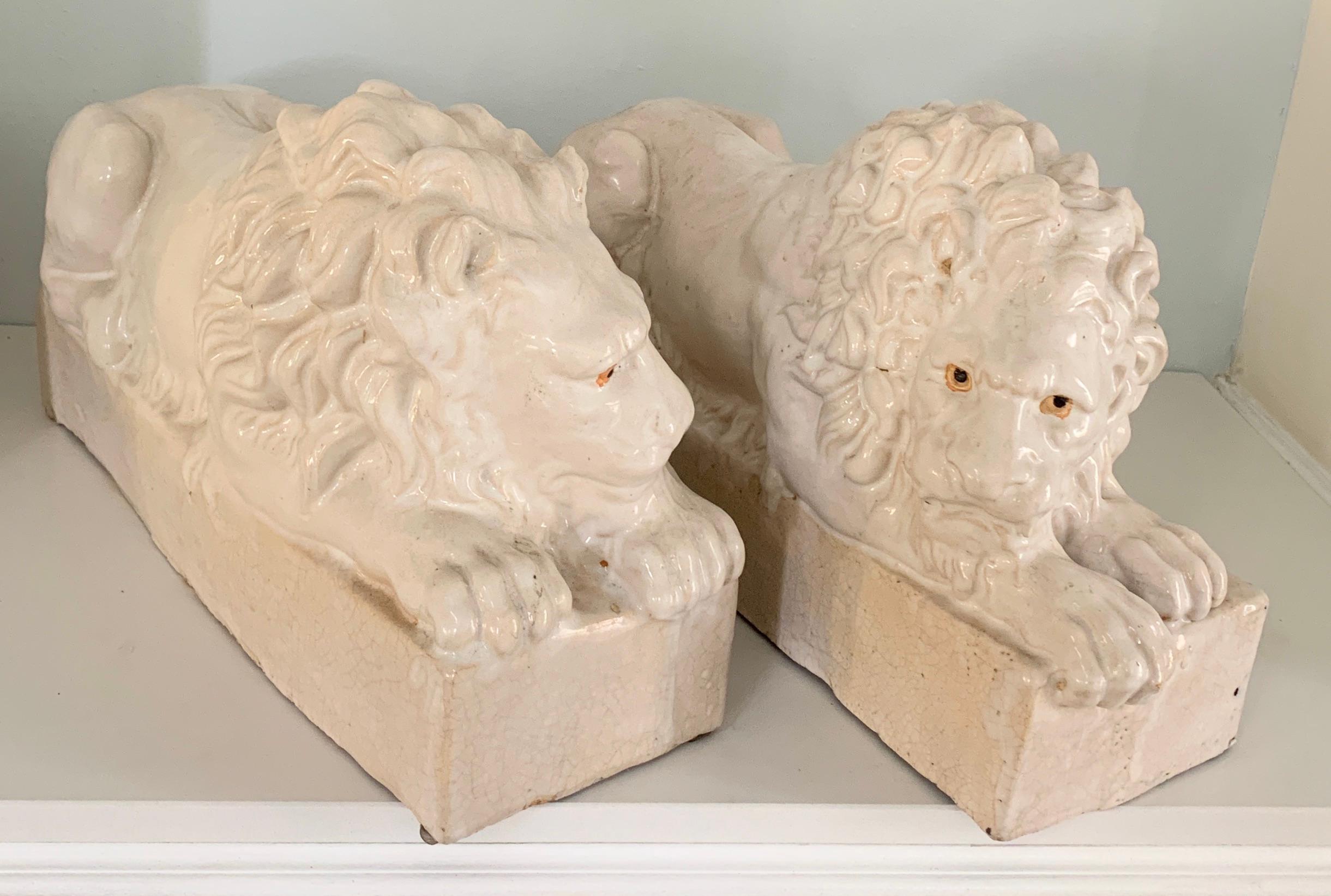 Paar italienische liegende glasierte Terrakotta-Löwen (Glasiert) im Angebot