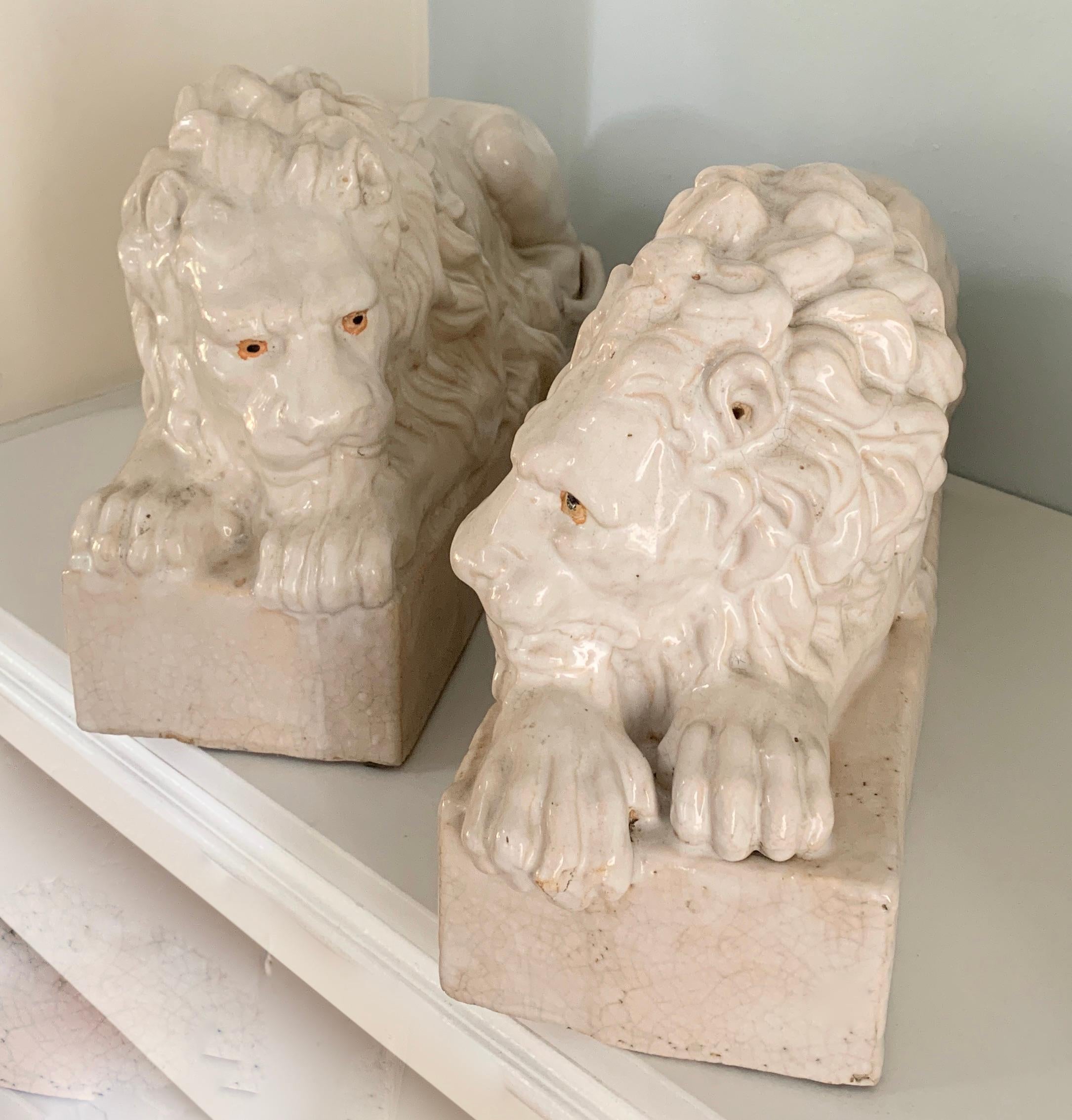 Paar italienische liegende glasierte Terrakotta-Löwen (20. Jahrhundert) im Angebot