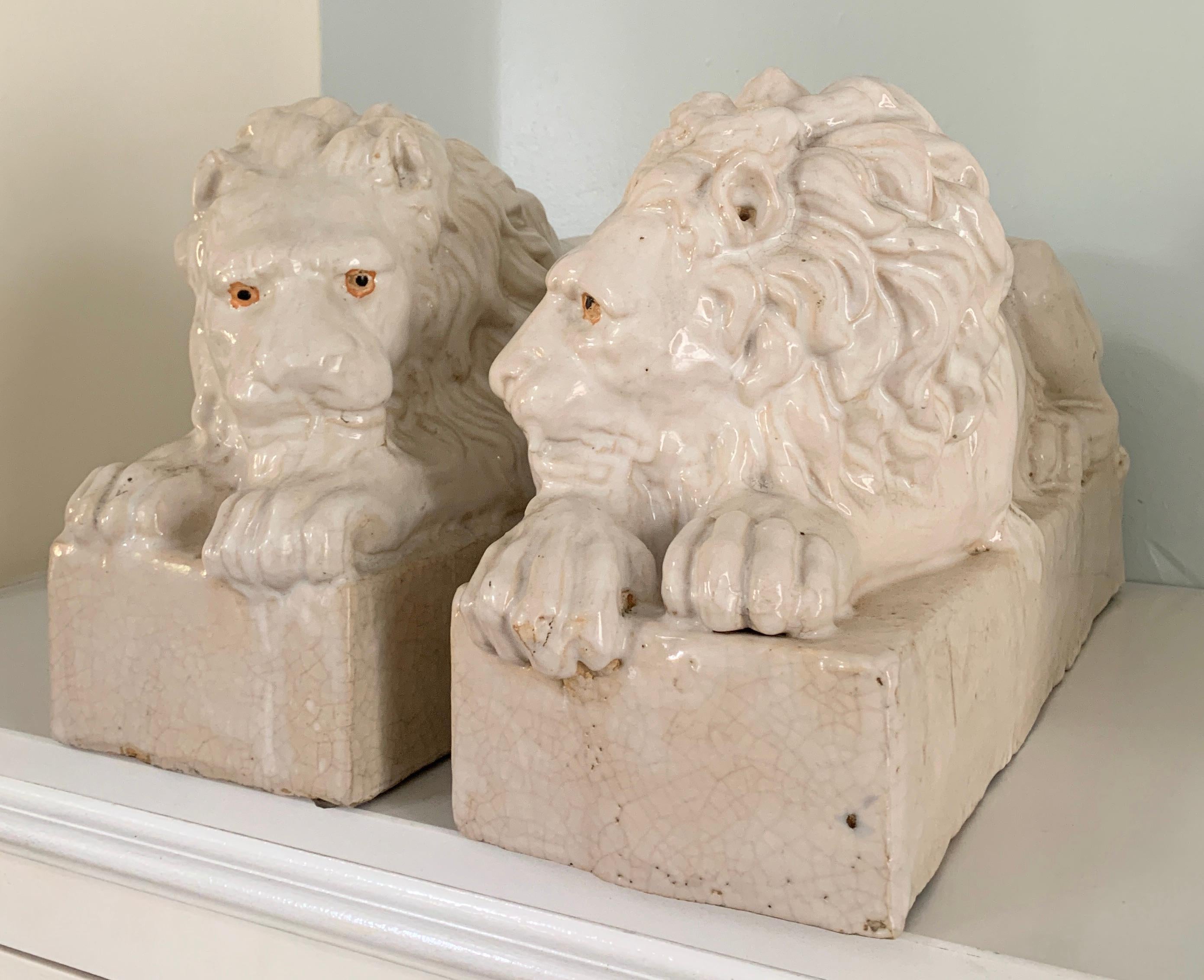 Pareja de leones italianos reclinados de terracota vidriada Terracota en venta