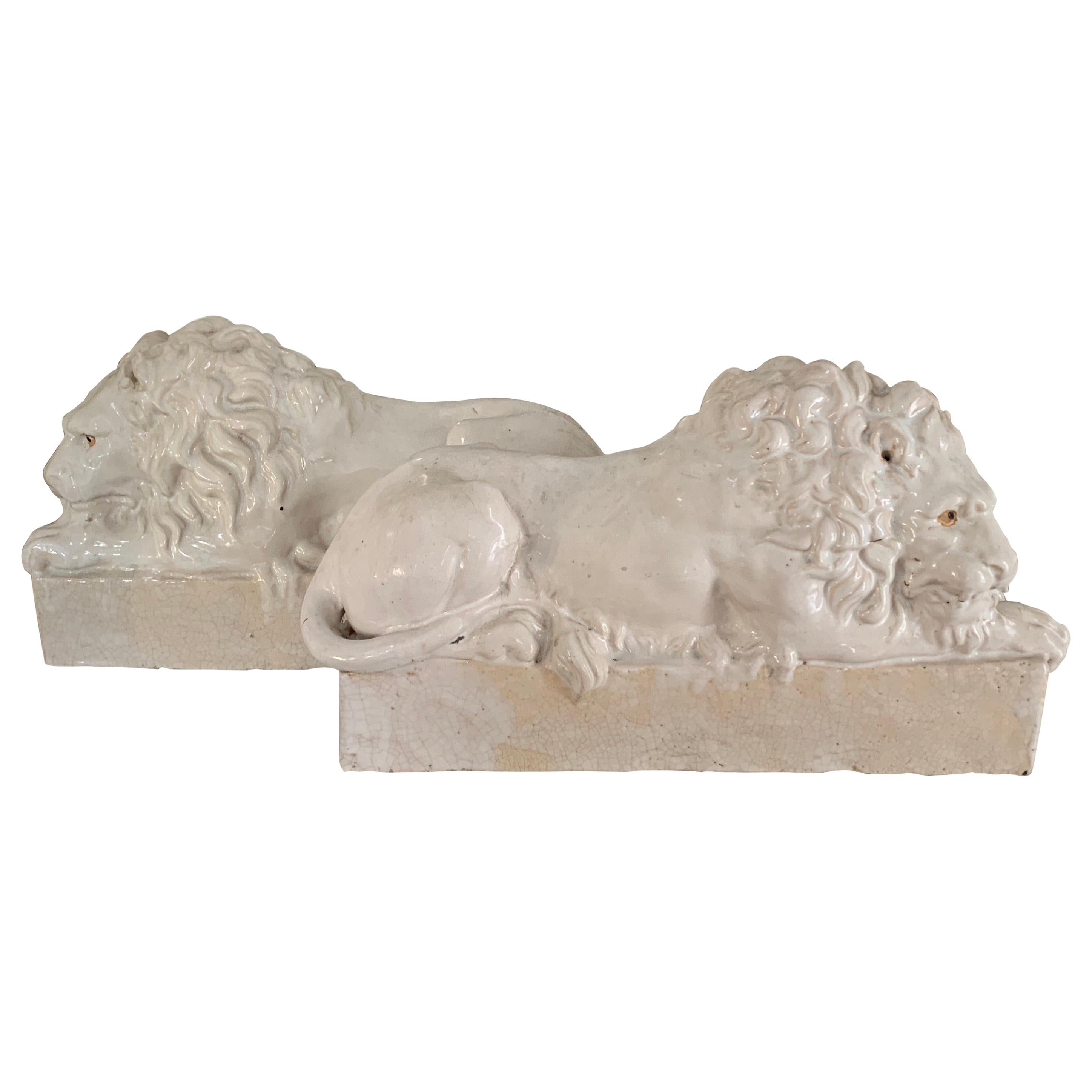 Paar italienische liegende glasierte Terrakotta-Löwen im Angebot