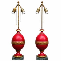 Coppia di lampade da tavolo italiane a forma di urna, in rosso e dorato, su basi in marmo verde, anni '50