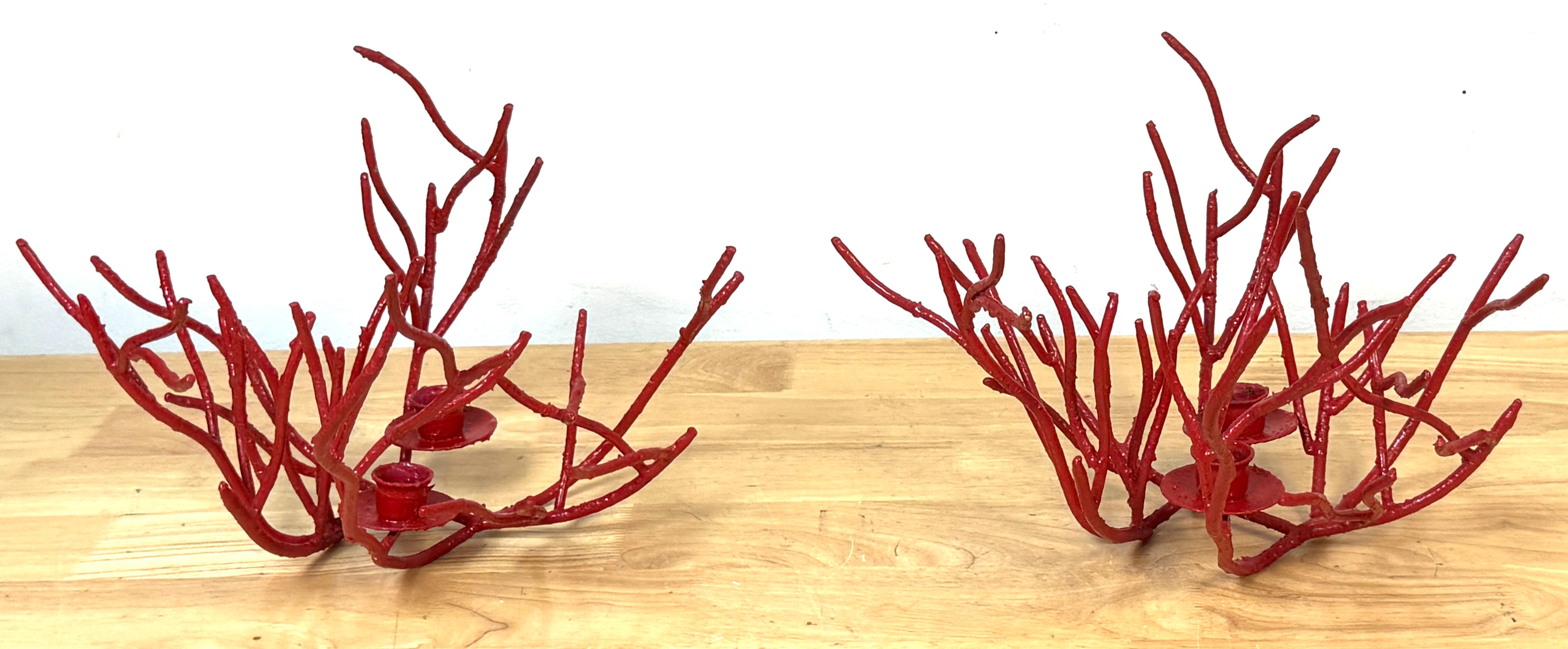 Pareja de candeleros italianos de tole en forma de coral rojo al estilo de Tony Duquette Moderno en venta