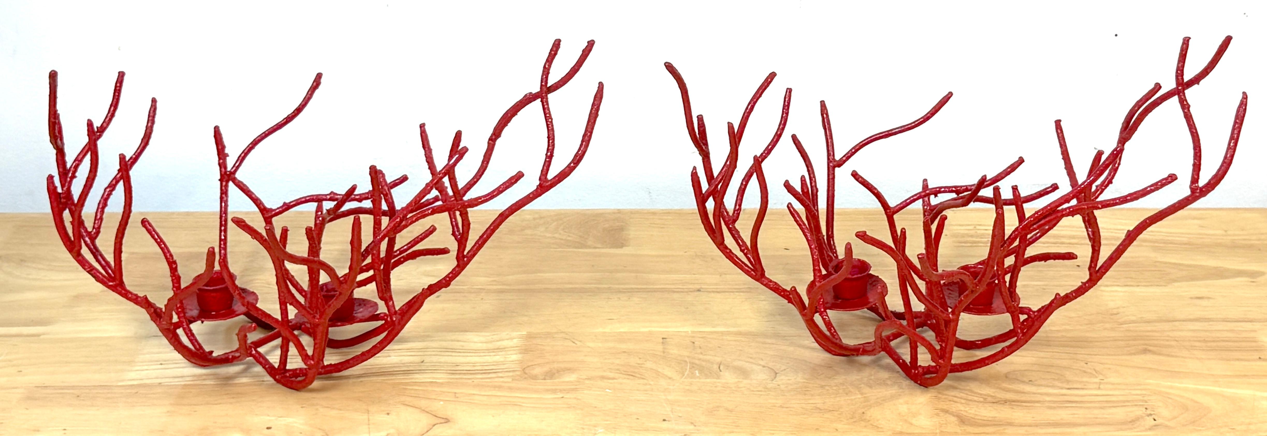 Pareja de candeleros italianos de tole en forma de coral rojo al estilo de Tony Duquette Italiano en venta