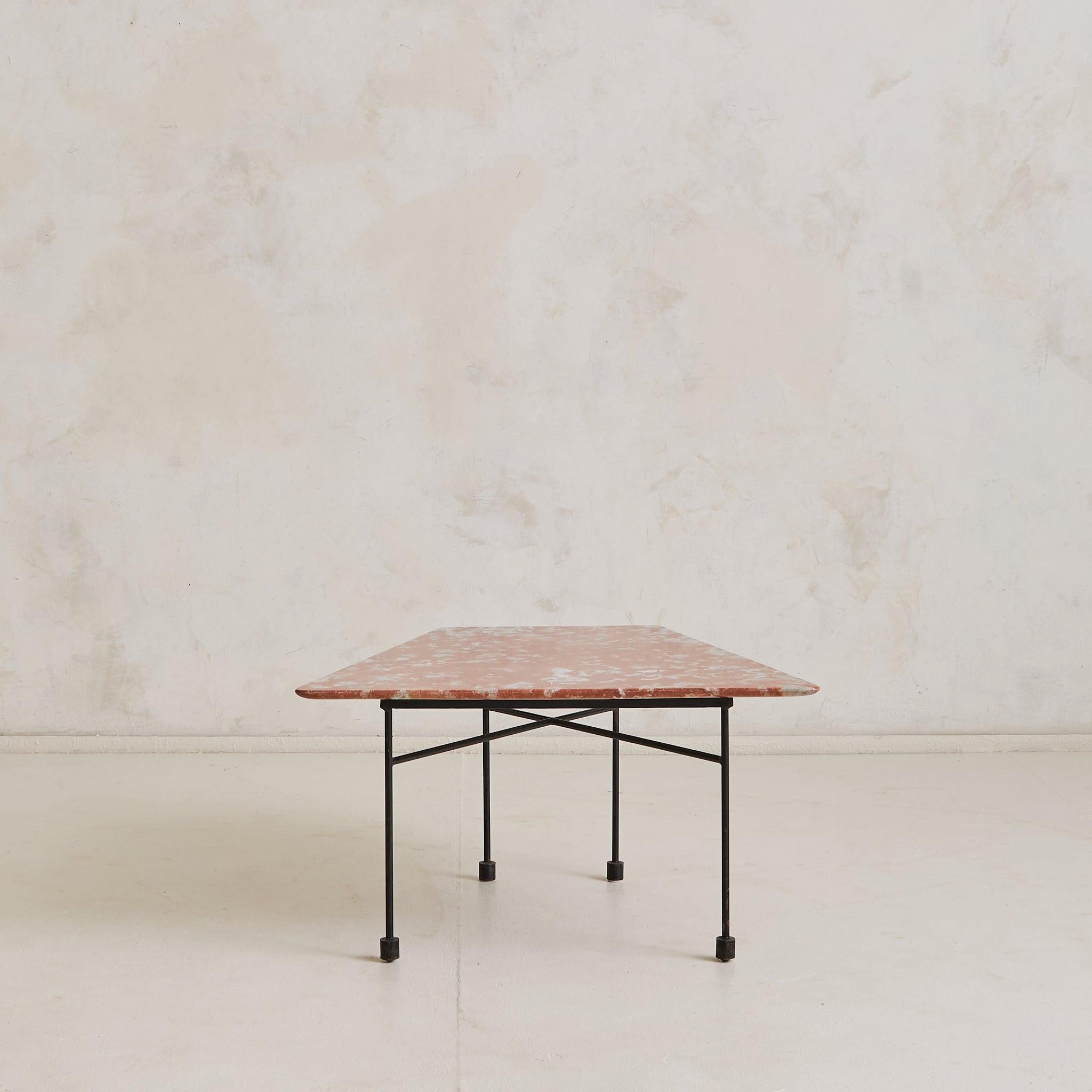 Pair of Italian Red Marble + Iron Asymmetrical Coffee Tables, 1950s Moderno de mediados de siglo en venta