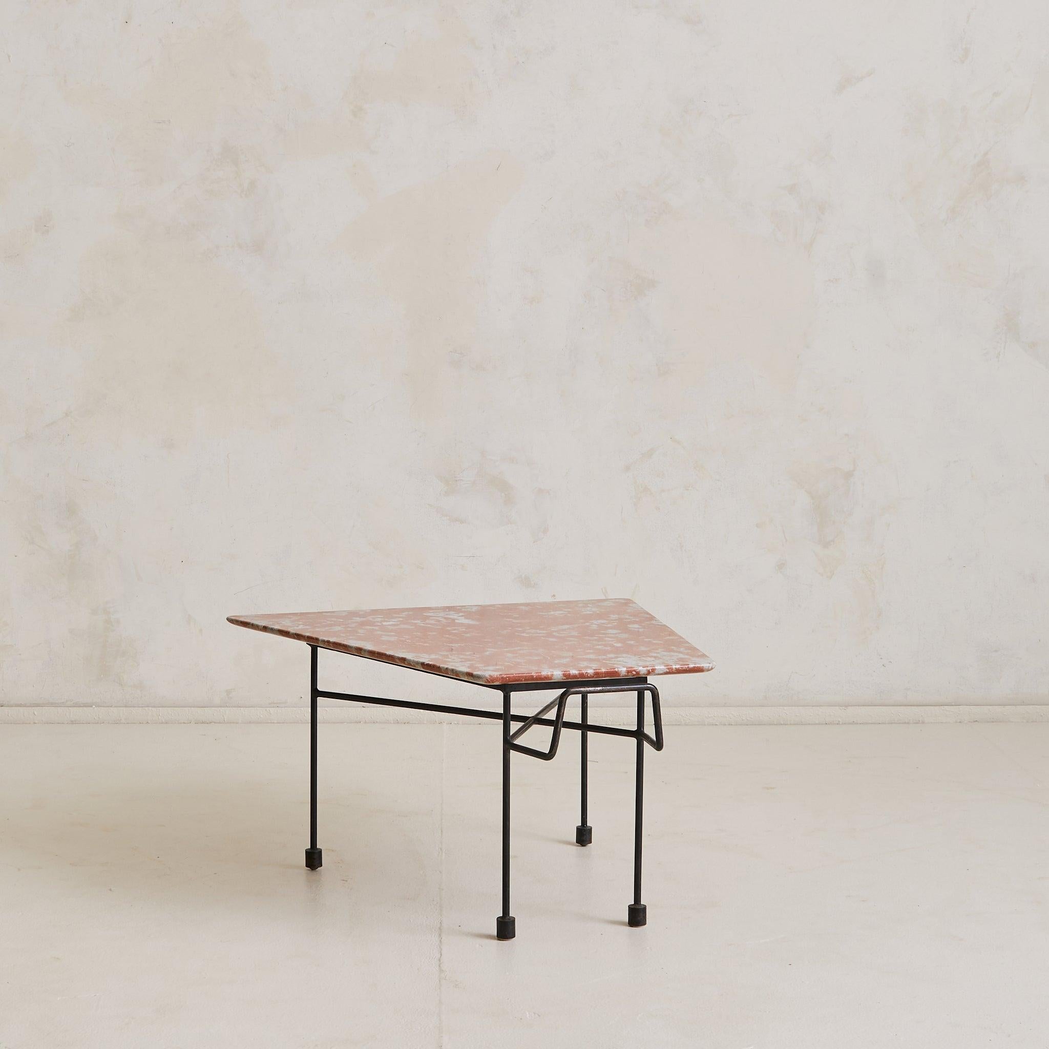 Pair of Italian Red Marble + Iron Asymmetrical Coffee Tables, 1950s Italiano en venta