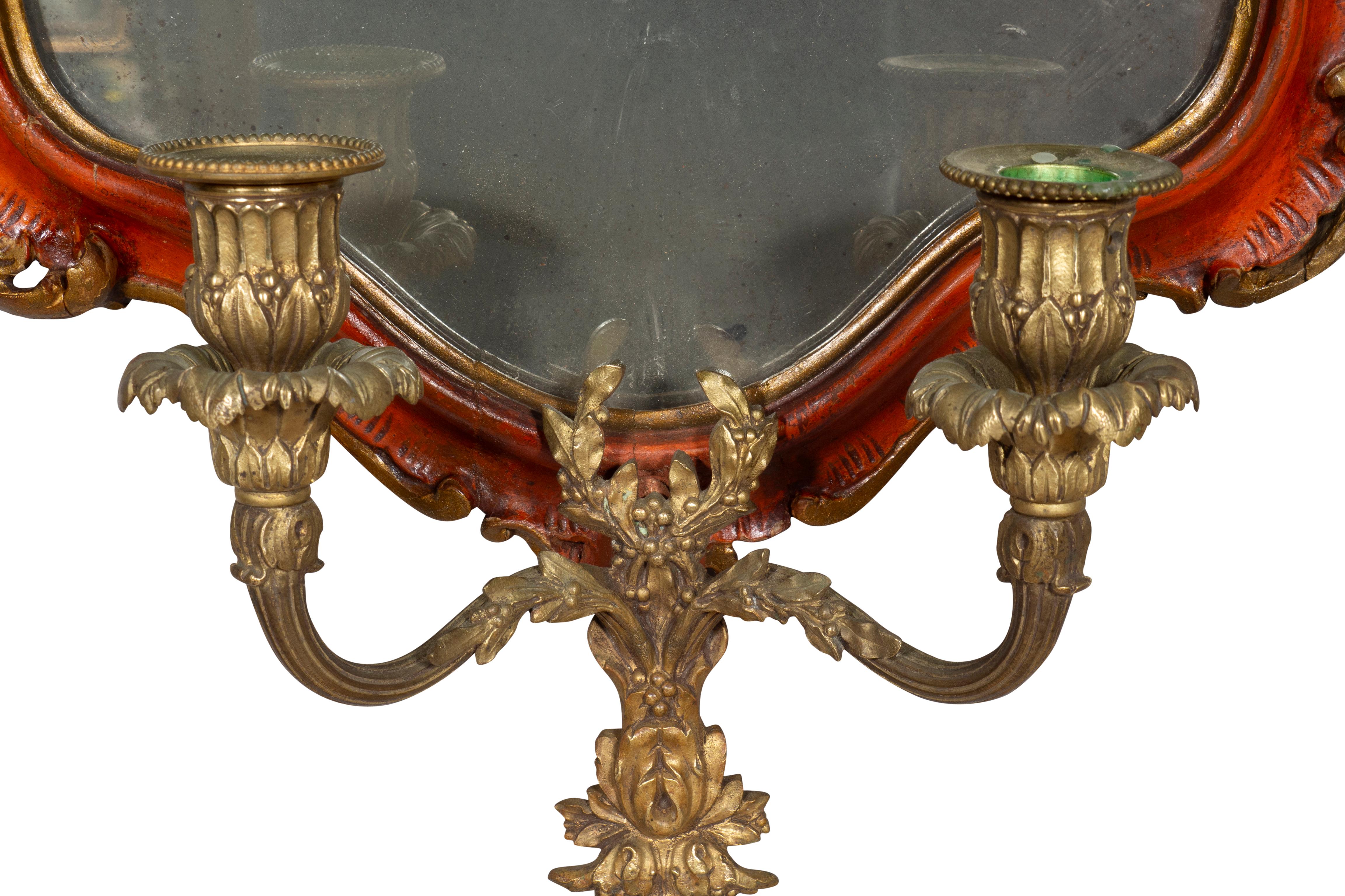 Paar italienische rot bemalte Girandole-Spiegel (Bronze) im Angebot