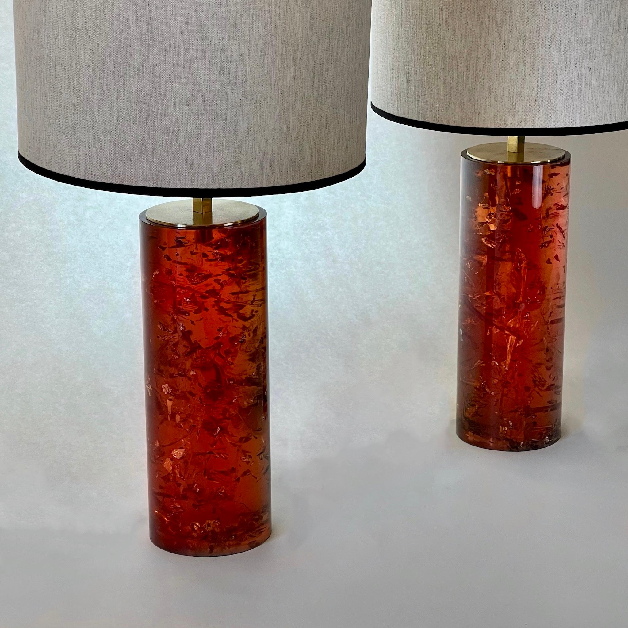 Pair of Italian Reddish Amber Fractal Resin Table Lamps w/Brass Details & Shades In Good Condition For Sale In Firenze, Tuscany