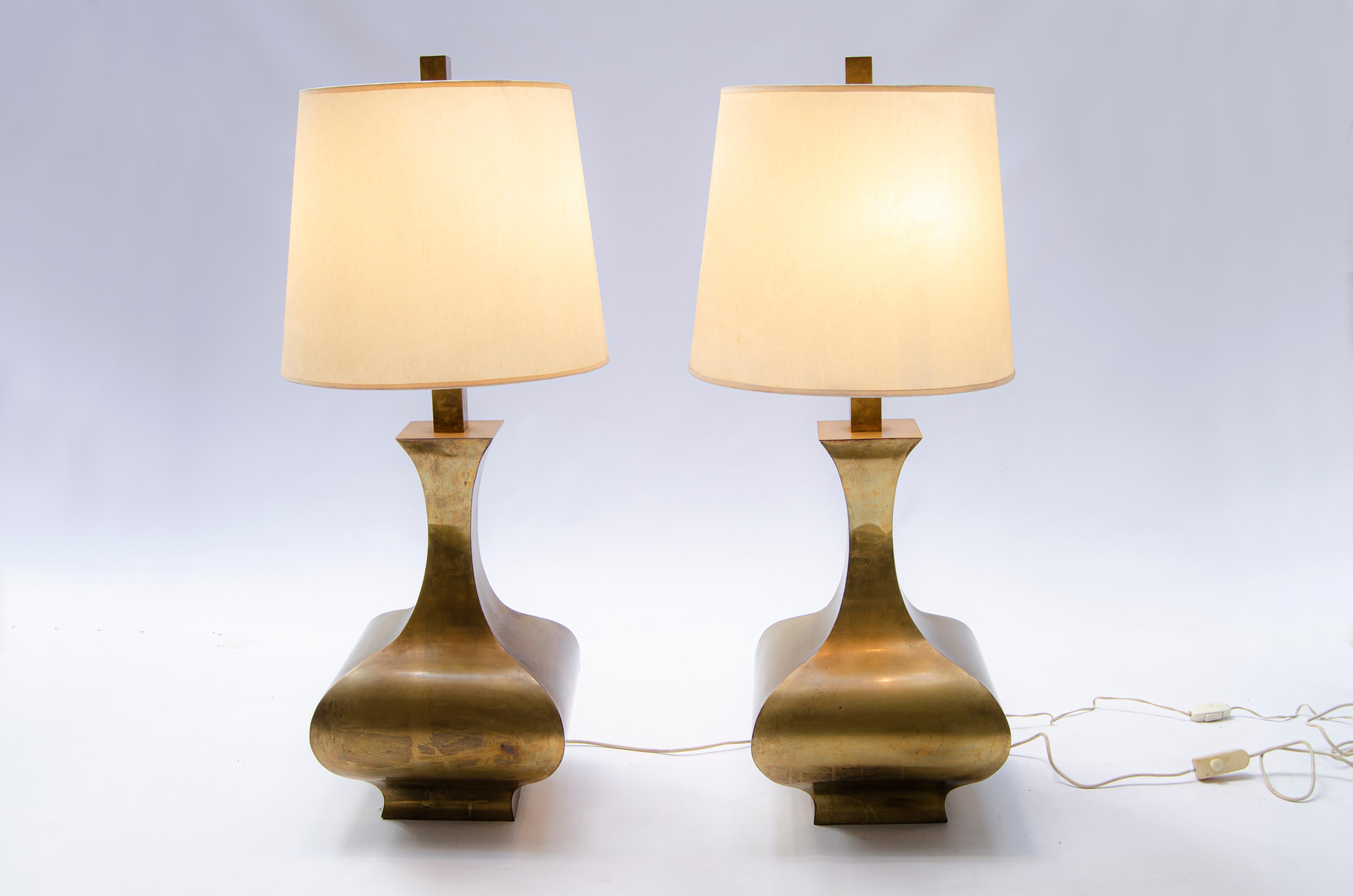 Lampe de table vintage en laiton de style Regency Design/One, fabriquée dans les années 1970. Base en laiton avec abat-jour d'origine en brun avec intérieur doré.

Italie, CIRCA 1970.