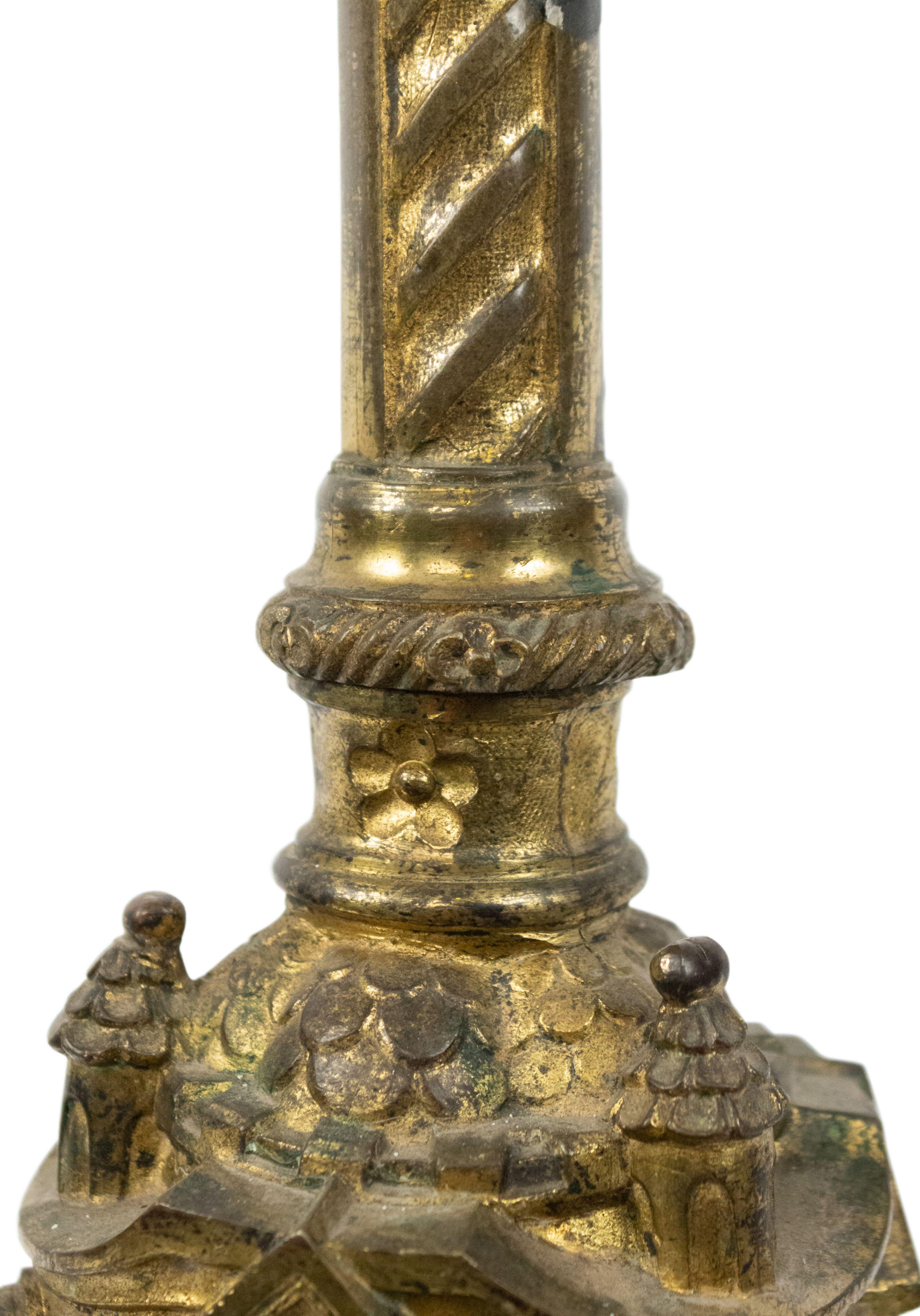 Bronze Paire de chandeliers d'autel italiens en bronze de la Renaissance en vente