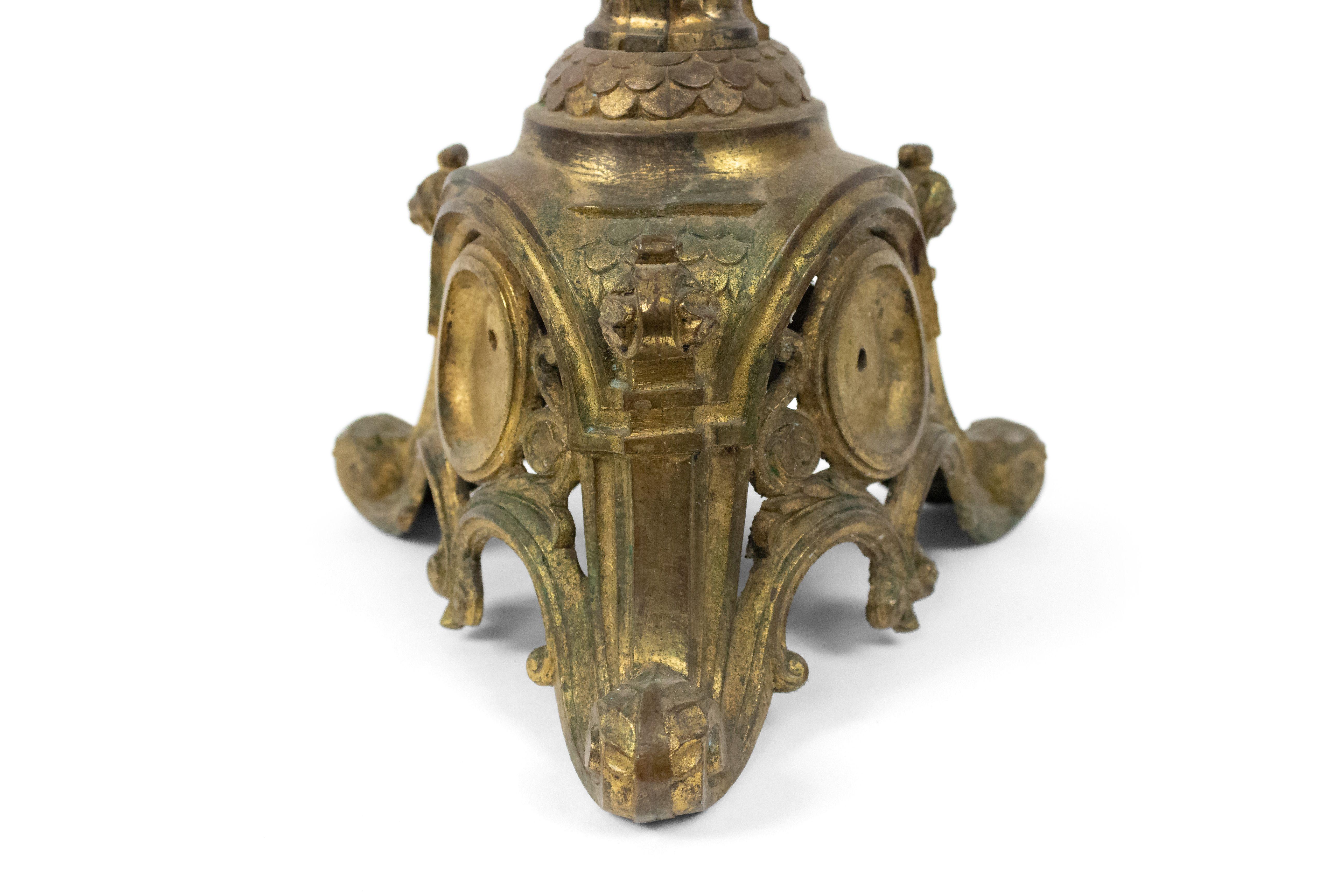 Paar italienische Renaissance-Altar-Kerzenständer aus Bronze im Angebot 4